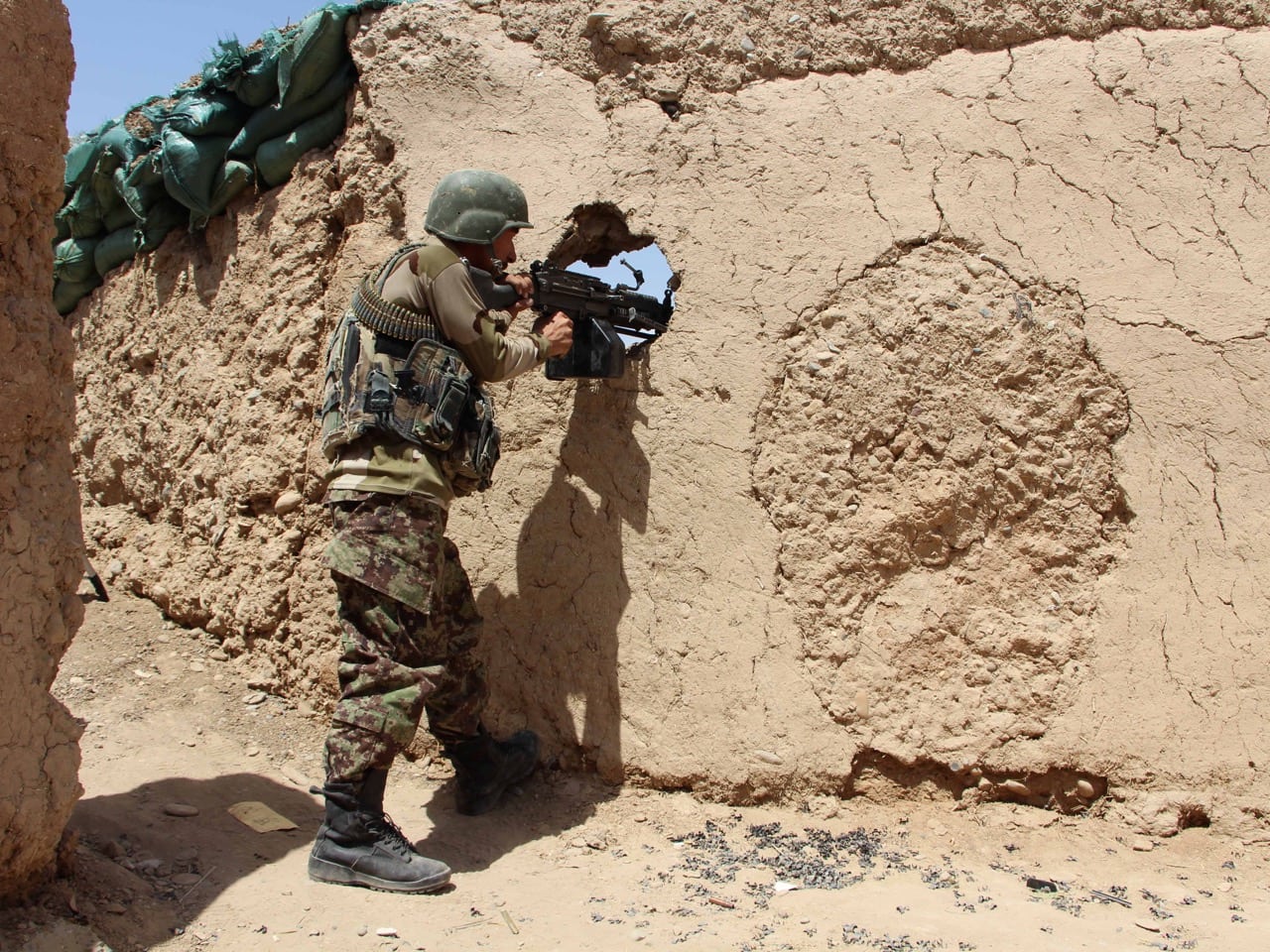 An Afghan National Army (ANA) soldier mans his position at an outpost in an area of Lashkar Gah, Helmand province, Afghanistan, 8 May 2016, REUTERS/Abdul Malik