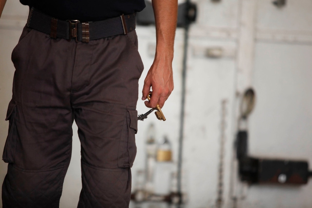 A prison guard carries keys at El Harrach prison in Algiers, Algeria, 14 July 2010, REUTERS/Louafi Larbi