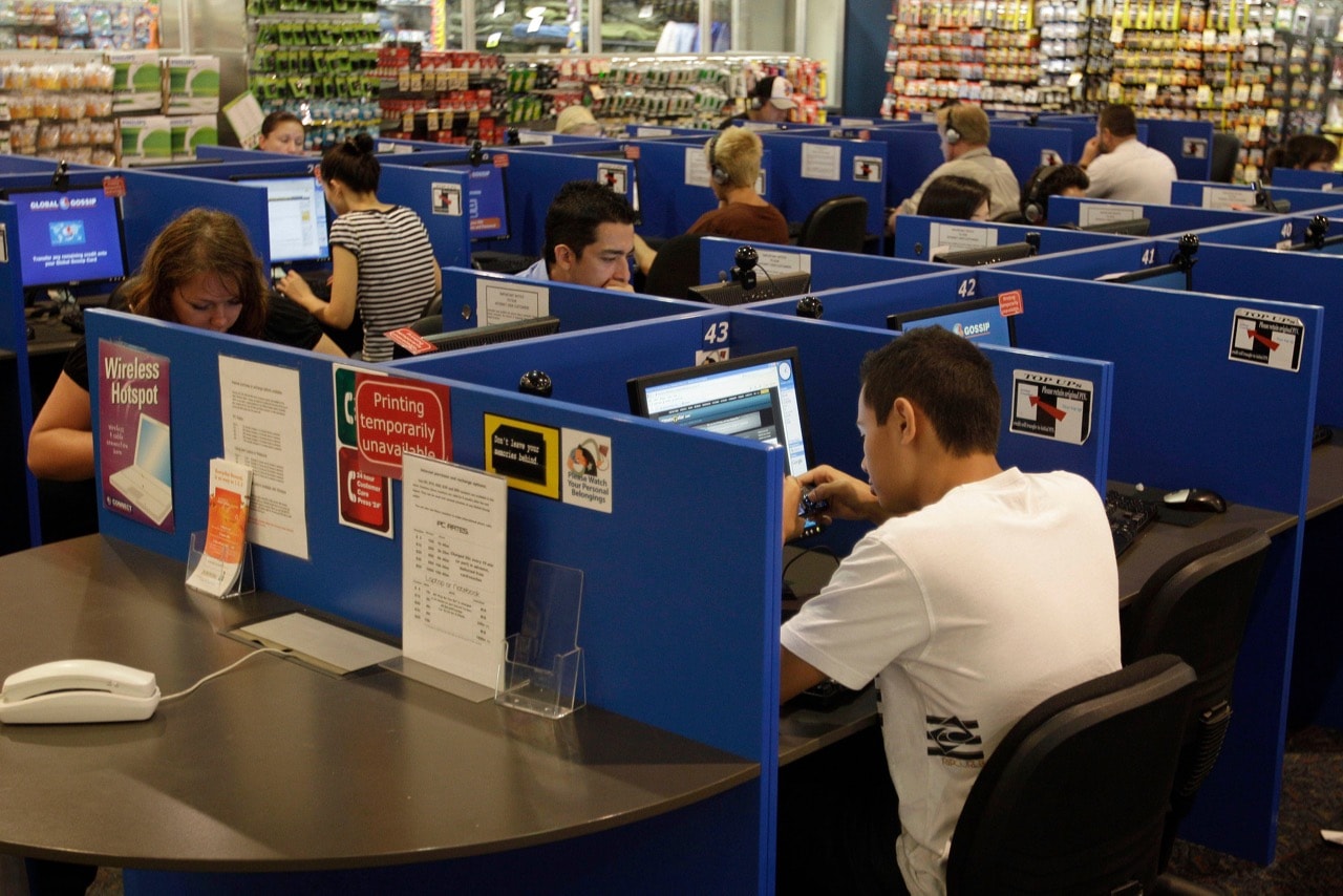 People use computers at an Internet cafe in Sydney, Australia, 24 March 2010, AP Photo/Rob Griffith