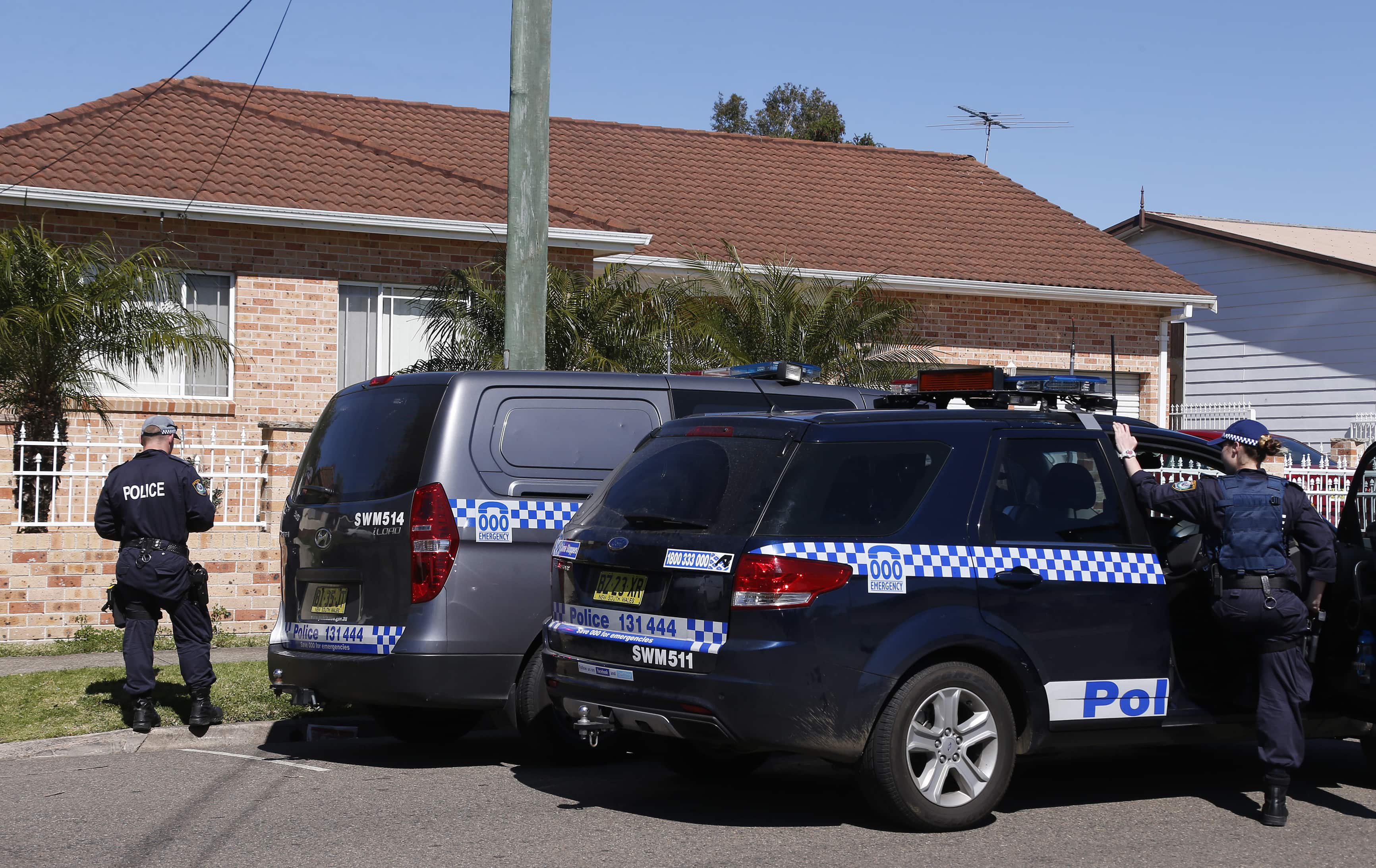 Police stand outside a house that was involved in pre-dawn raids in the western Sydney suburb of Guilford 18 September 2014. More than 800 police were involved in the pre-dawn raids, described as the largest in Australian history, with at least 15 people detained. , REUTERS/David Gray