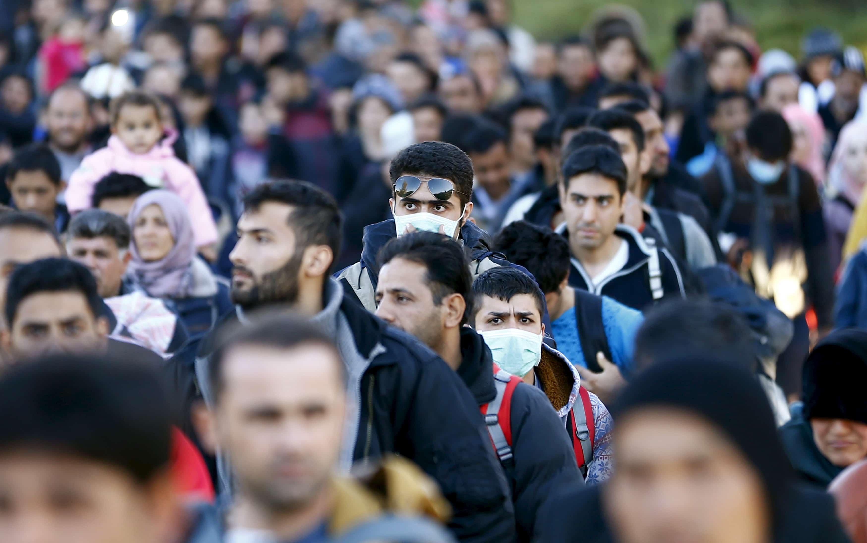 Migrants walk towards the Austrian border town of Spielfeld in the village of Sentilj, Slovenia, 18 November 2015, REUTERS/Leonhard Foeger