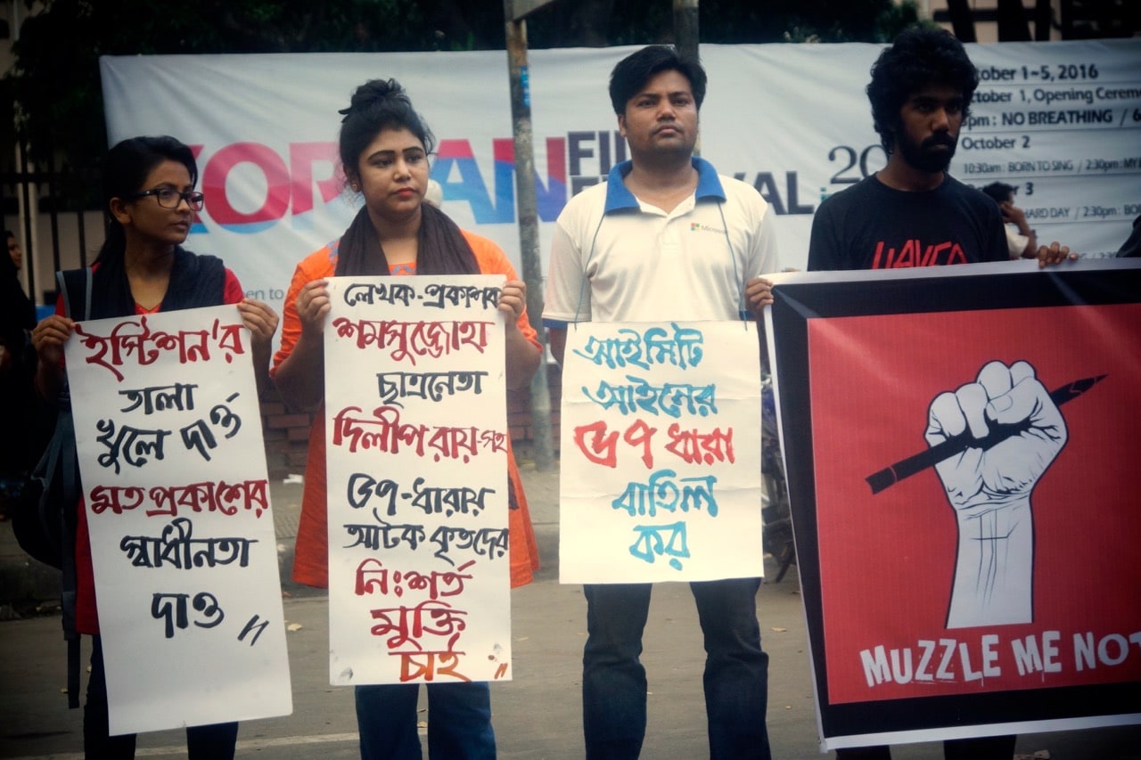 Bangladeshi activists take part in a protest for freedom of speech in front of the National Museum, in Dhaka, 4 October 2016, Md. Mehedi Hasan/Pacific Press/LightRocket via Getty Images