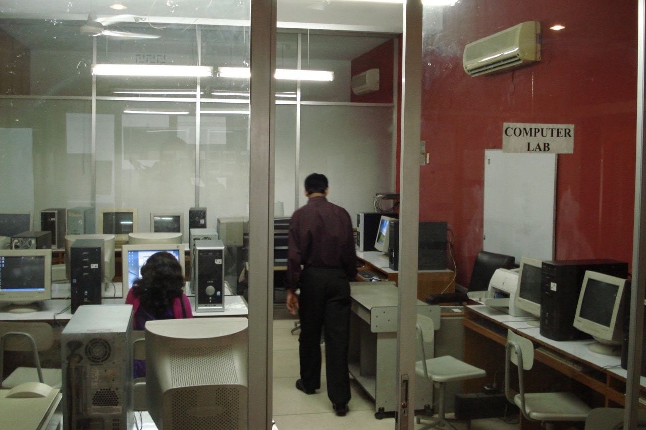Computer lab at the University of Asia Pacific, Dhaka, Bangladesh, 24 October 2007, Flickr/Tony Cassidy, Attribution-ShareAlike 2.0 Generic (CC BY-SA 2.0)