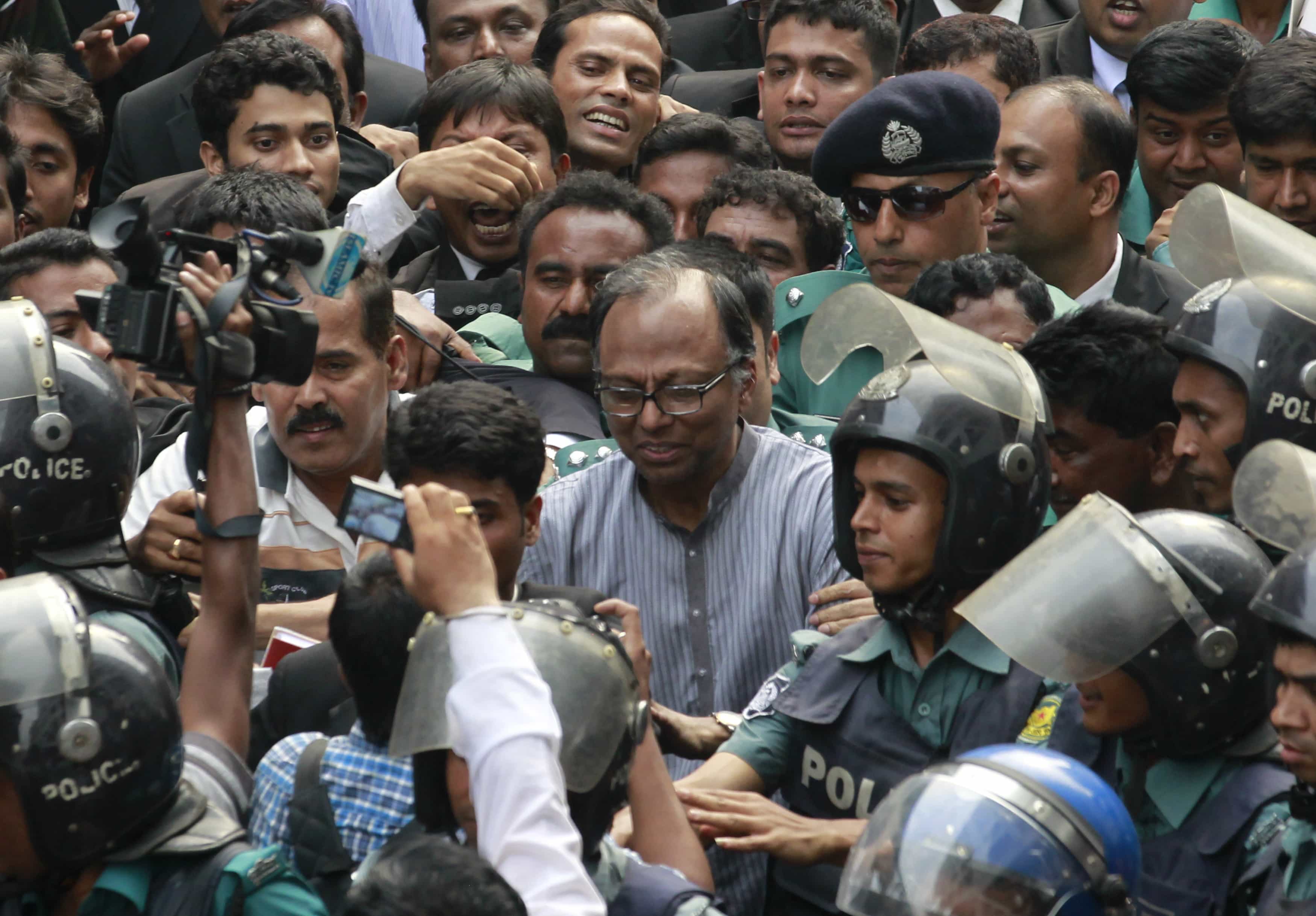 Police escort editor Mahmudur Rahman to court in Dhaka, 11 April 2013, REUTERS/Andrew Biraj