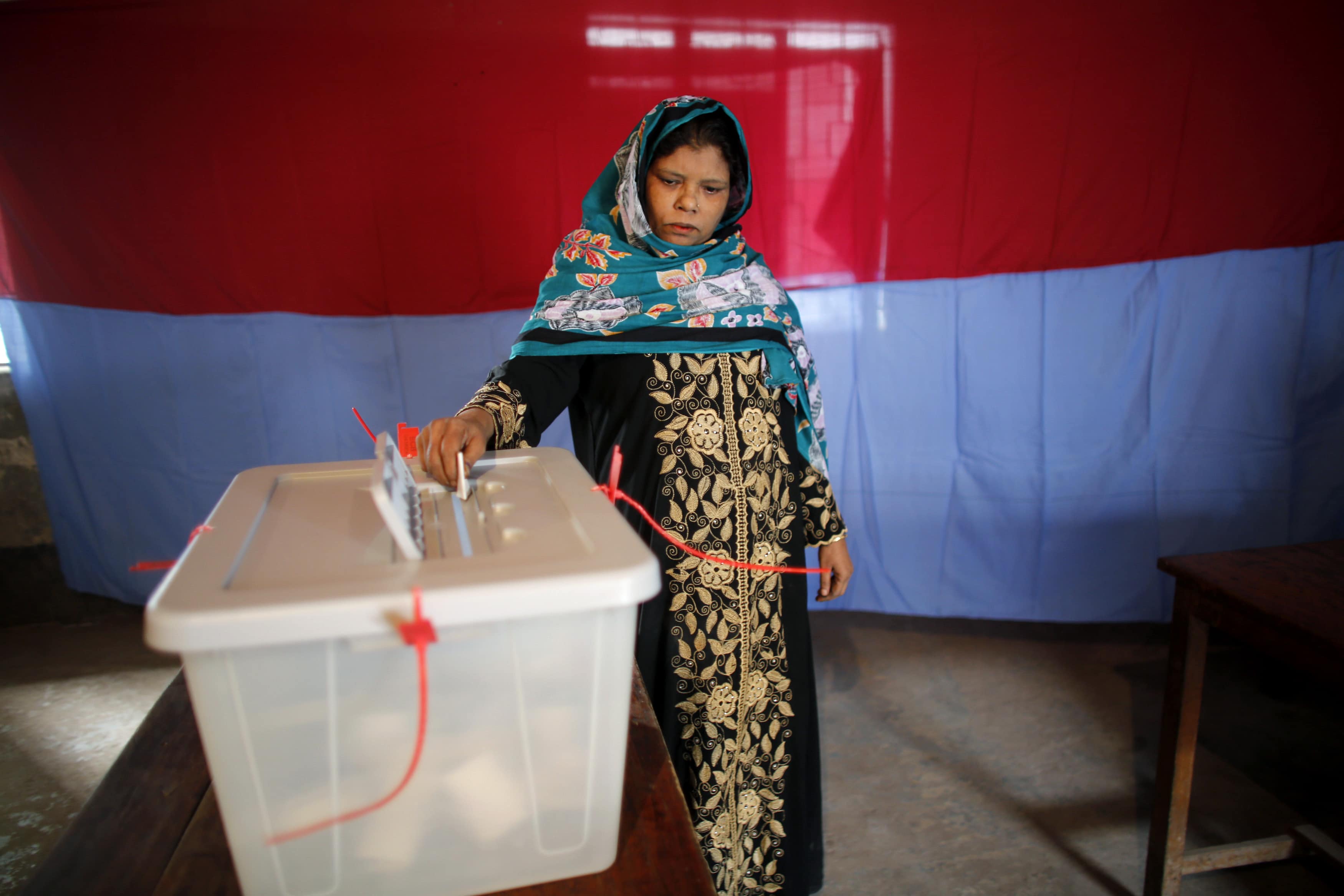 A woman casts her vote at a polling center during parliamentary elections in Dhaka, 5 January 2014, REUTERS/Andrew Biraj