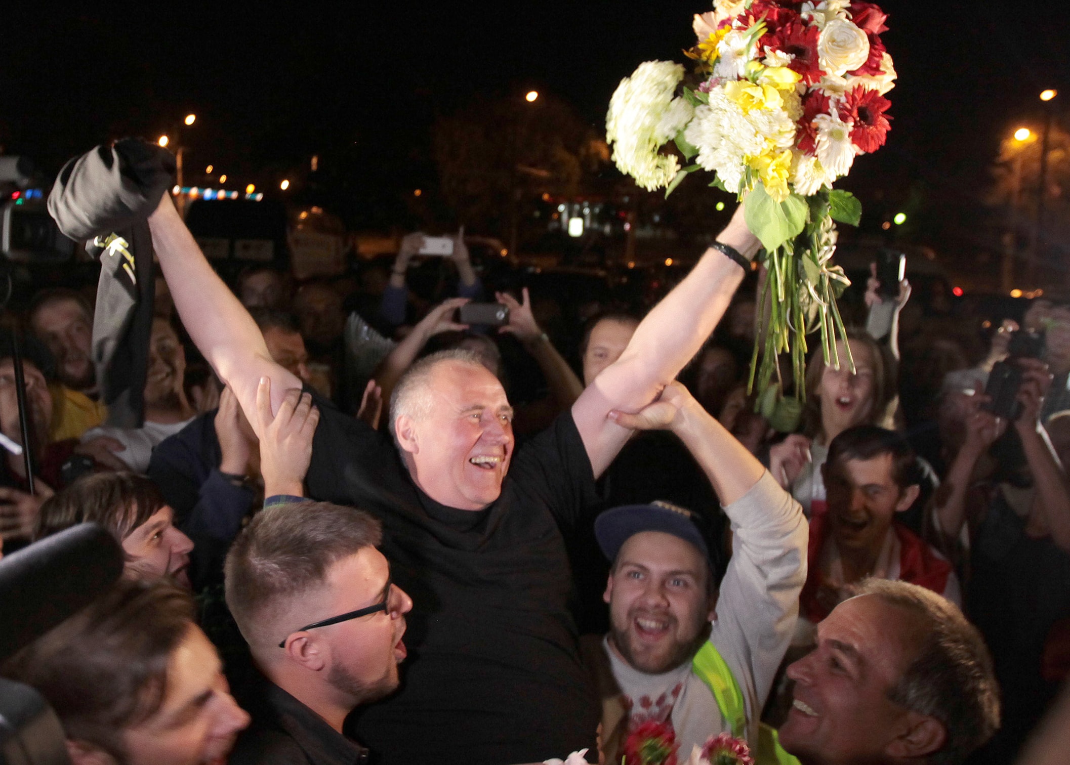 Former opposition presidential candidate Nikolai Statkevich meets with supporters at a bus station as he is released from prison, in Minsk, Belarus, 22 August 2015, AP Photo