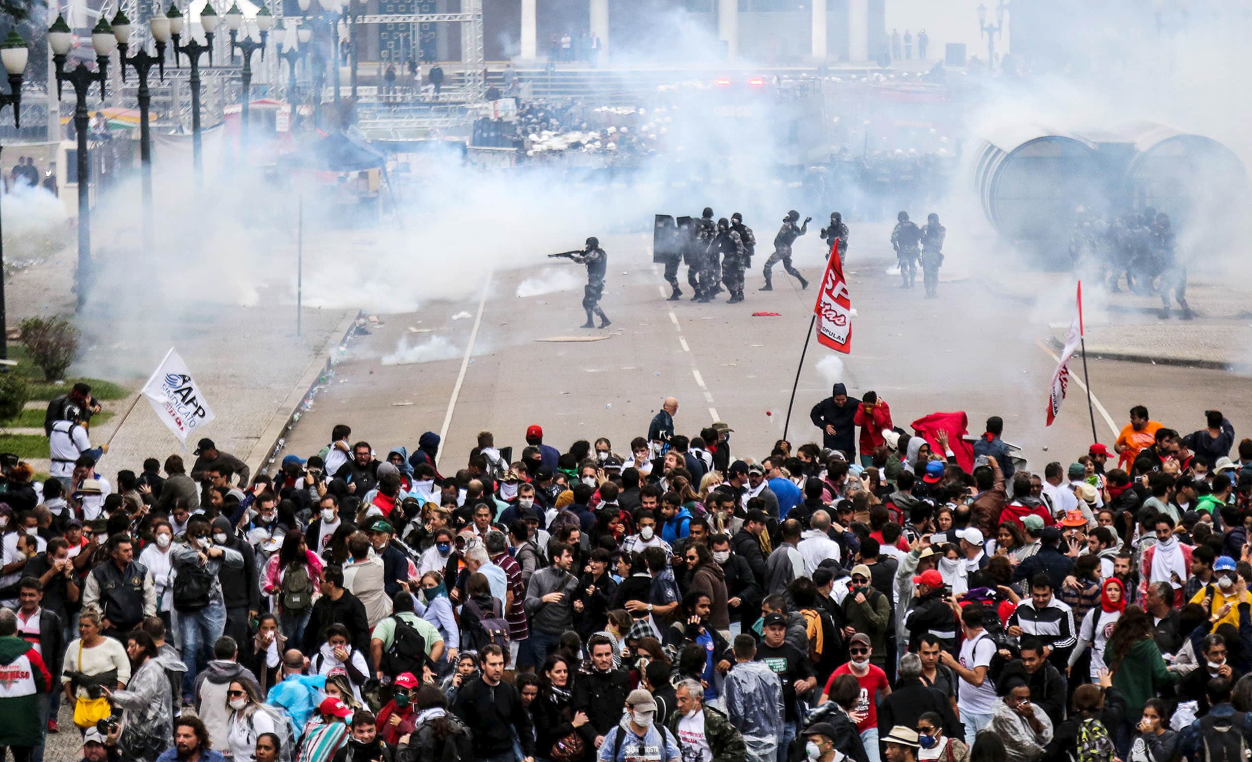 Policemen fire rubber bullets and tear gas against teachers during a protest in Curitiba in Paraná state, REUTERS/Joka Madruga