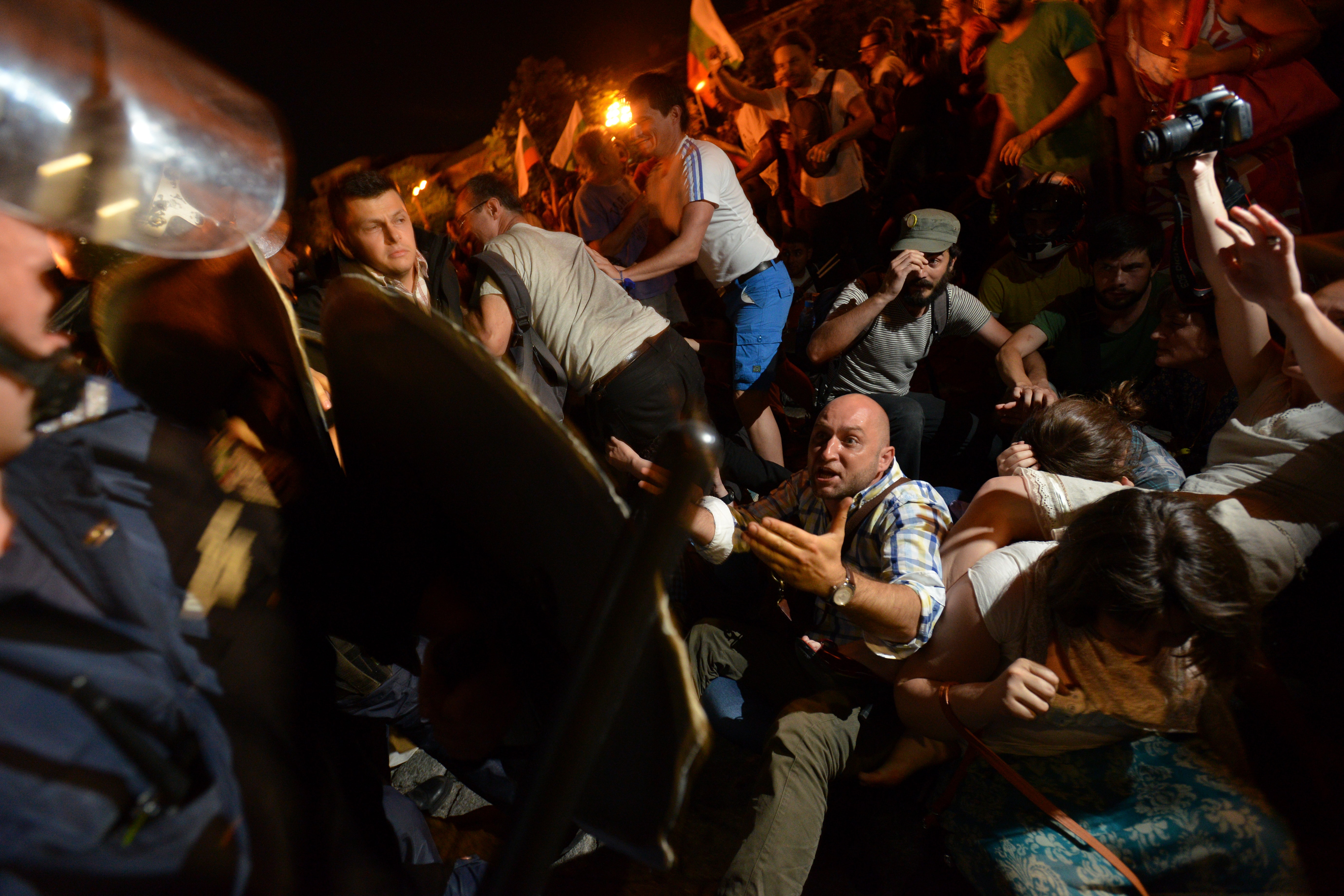 Protesters clash with Bulgarian riot police during an anti-government protest in front of the parliament building in Sofia, 23 July 2013., ASSOCIATED PRESS/Georgi Kozhuharov