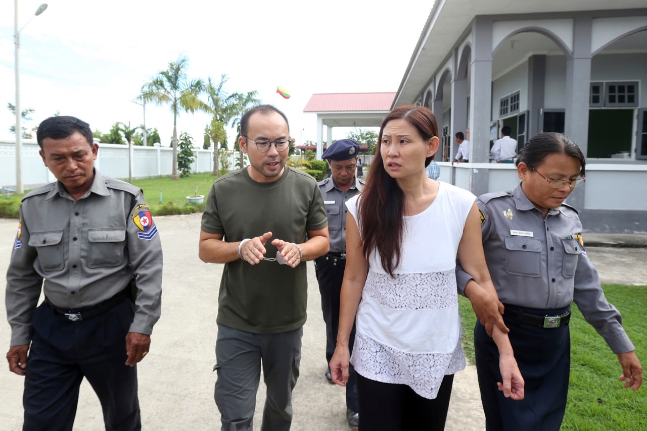 Singaporean journalist Lau Hon Meng, center left, and Malaysian journalist Mok Choy Lin are escorted during their trial, in Naypyitaw, Burma, 10 November 2017, AP Photo/Aung Shine Oo