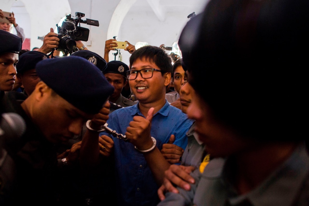 Reuters journalist Wa Lone (C) is escorted by police as he arrives for a court appearance in Yangon, Burma, 10 January 2018, YE AUNG THU/AFP/Getty Images