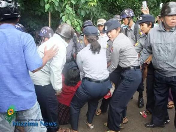 Latpadaung protesters arrested by police after a confrontation on 13 August 2013, Ko Toe Gyi / Mizzima