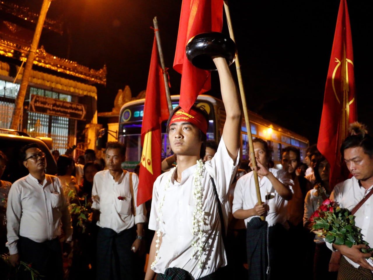 Phyo Dana, a student protester who was recently released from Thayarwaddy Prison, holds an alms bowl upside-down, symbol of protest, during a gathering in Yangon, 8 April 2016, AP Photo/Thein Zaw