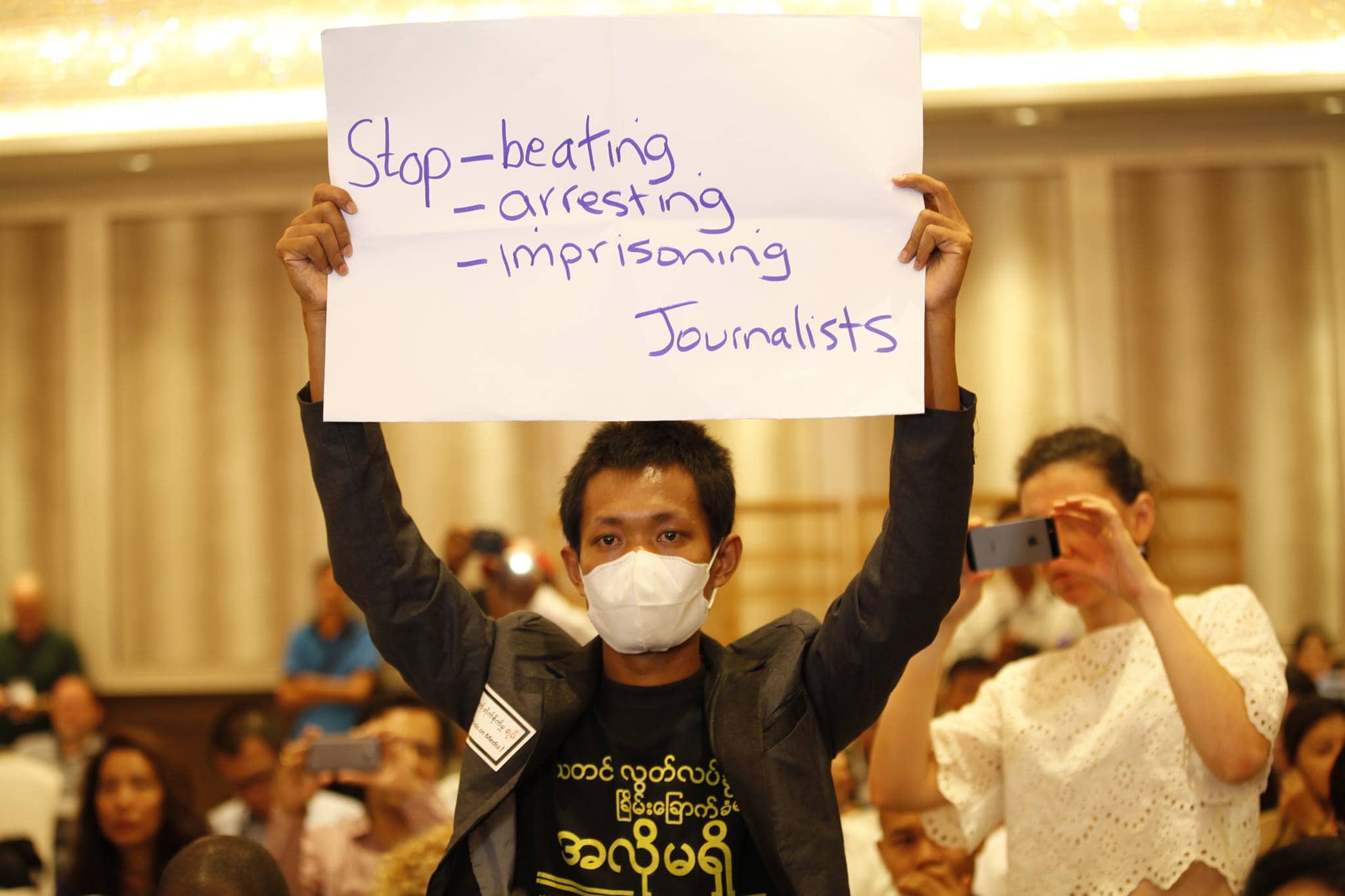 Journalist Soe Yarzar Tun stands in protest during the address by the Information Minister at IPI's 2015 World Congress in Yangon, 27 March 2015, Courtesy of Hong Sar/Mizzima