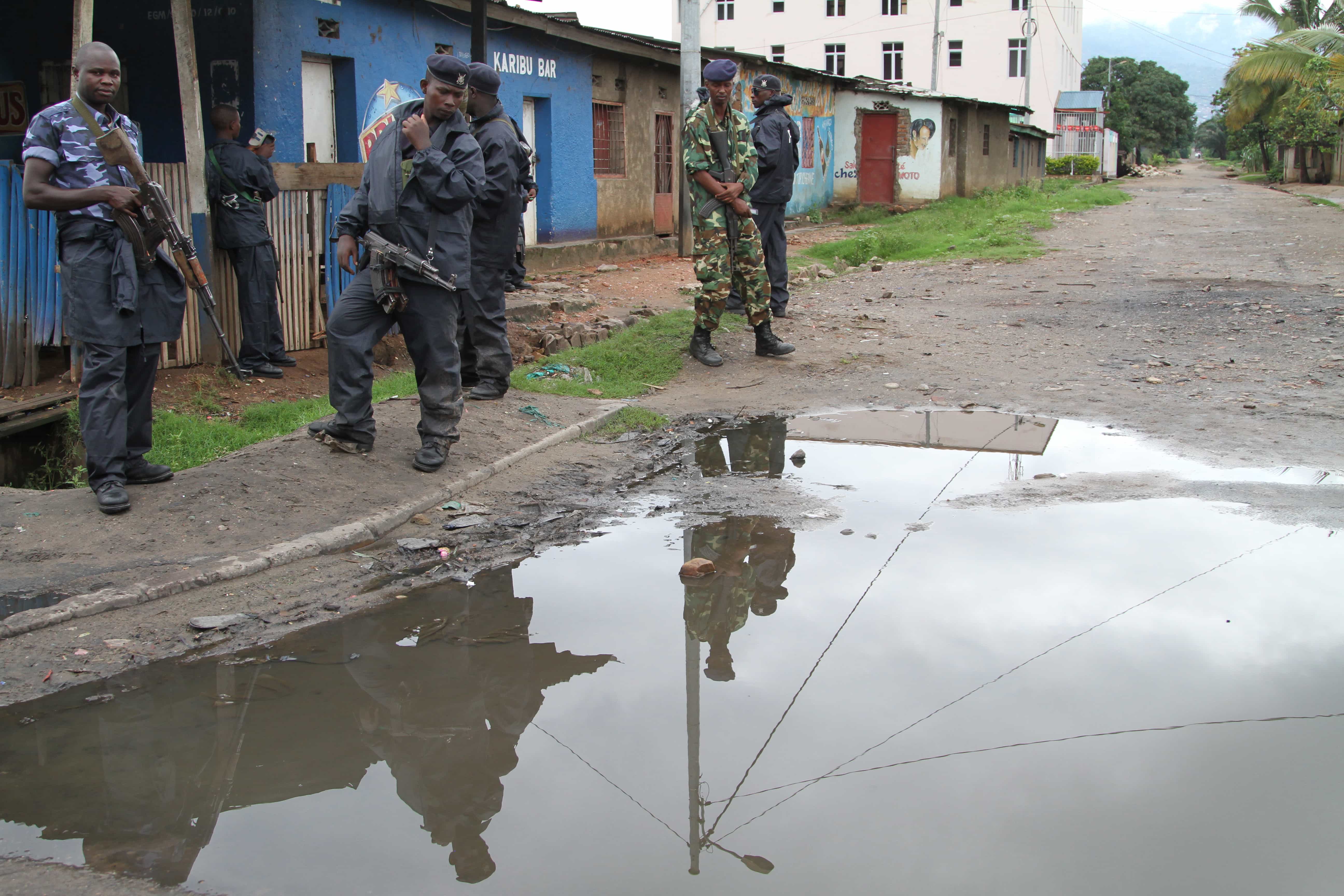 Burundian police and soldiers guard a deserted street in Bujumbura, 8 November 2015, AP Photo