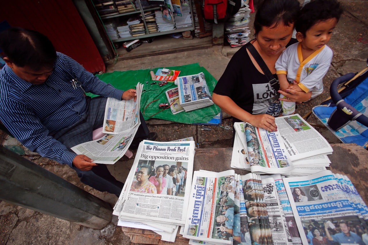 People gather at a newspaper stand in Phnom Penh, 29 July 2013, REUTERS/Samrang Pring