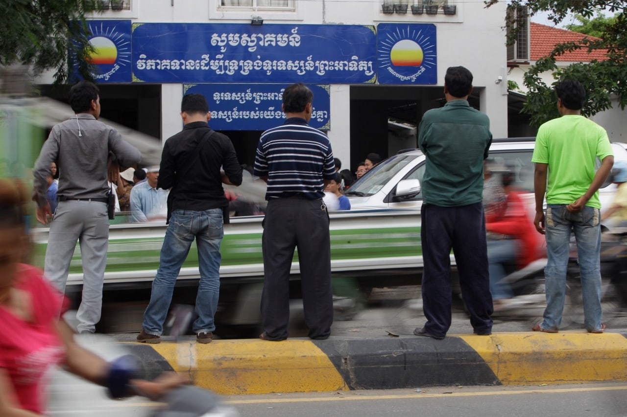 Journalists wait in front of the Cambodia National Rescue Party (CNRP) offices during the party's meeting, in Phnom Penh, Cambodia, 26 May 2016, AP Photo/Heng Sinith