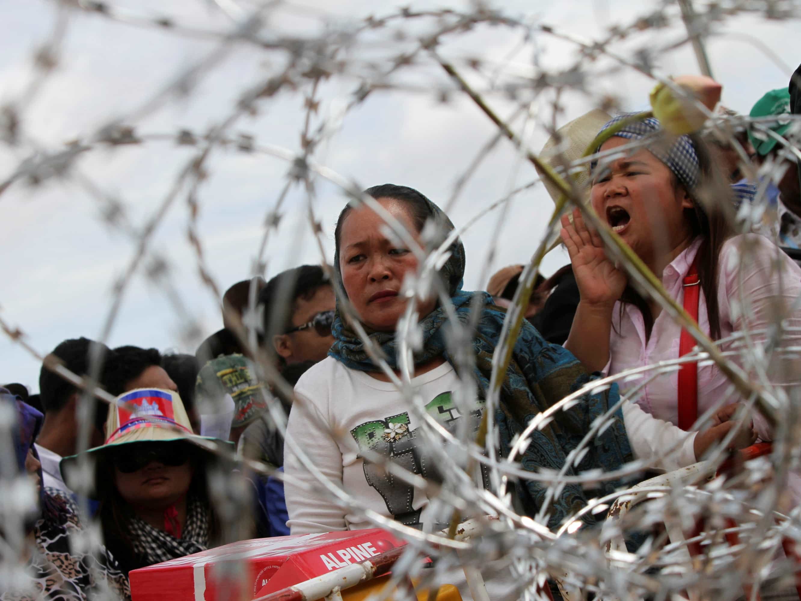 Police used barbed wire to block a street during a rally in Phnom Penh urging the king to delay a new parliament session, 22 September 2013, REUTERS/Samrang Pring