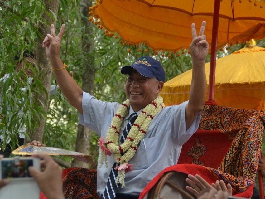 Upon his release from prison on 15 March 2013, Mam Sonando was greeted by hundreds of supporters and well-wishers, CCHR