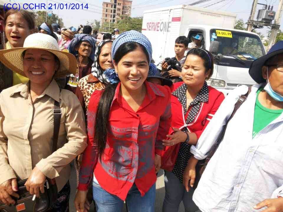 Tep Vanny and other women from Boeng Kak Lake are seen outside the Phnom Penh Municipal Police Headquarters after their release on 21 January 2014, CCHR