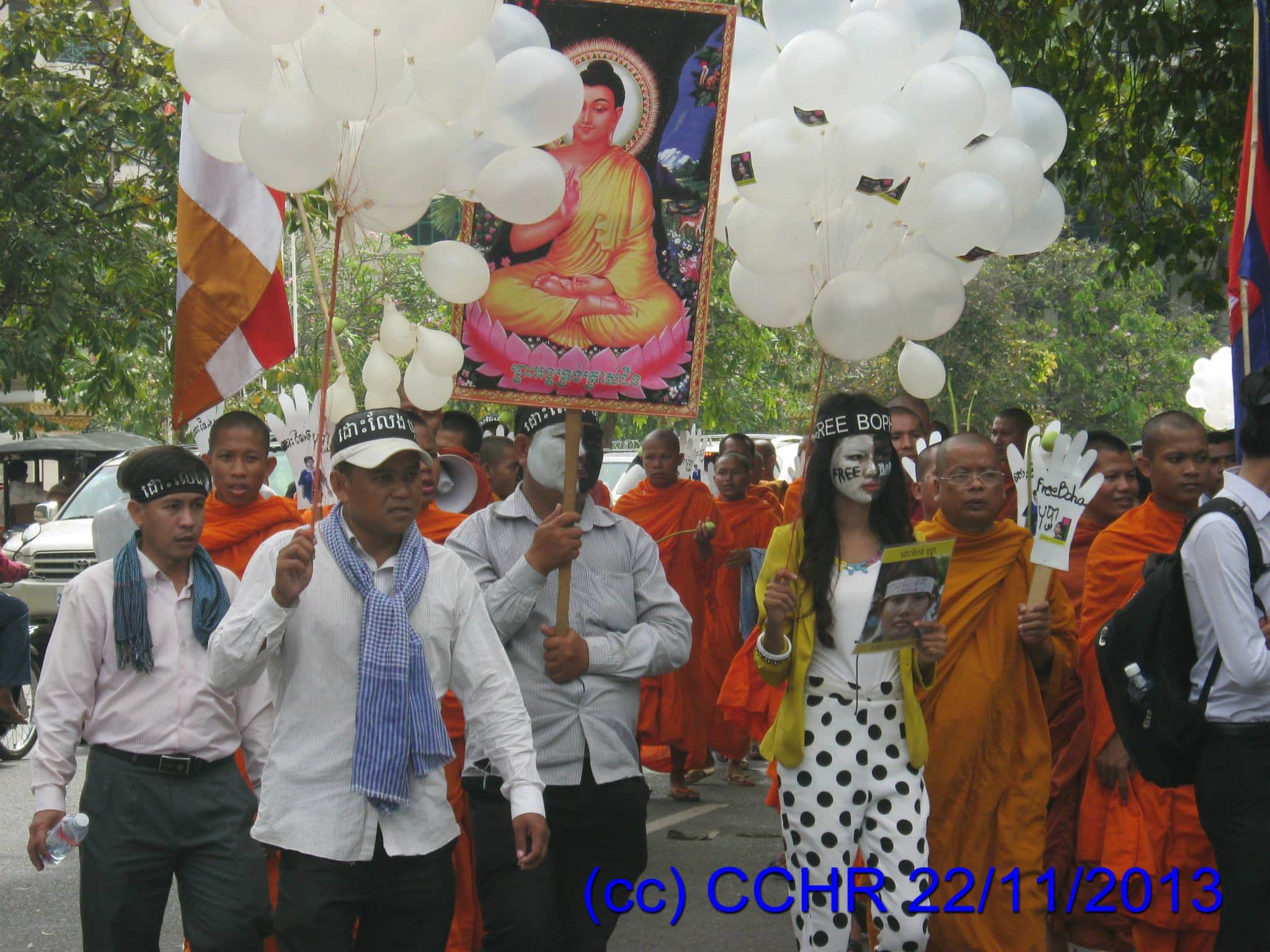 Yorm Bopha's supporters gather outside the Supreme Court, 22 November 2013, CCHR