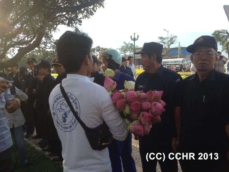 On 6 September 2013, members of Cambodia's Youth for Peace movement distributed flowers to police and military personnel who have been deployed in the capital ahead of Saturday's protest, CCHR