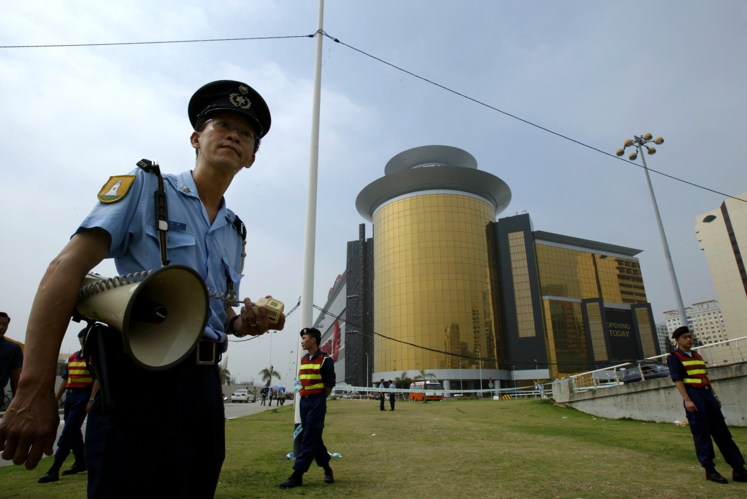 A police officer is pictured outside Sands Macau casino in Macau, 18 May 2014, REUTERS/Bobby Yip BY/CP