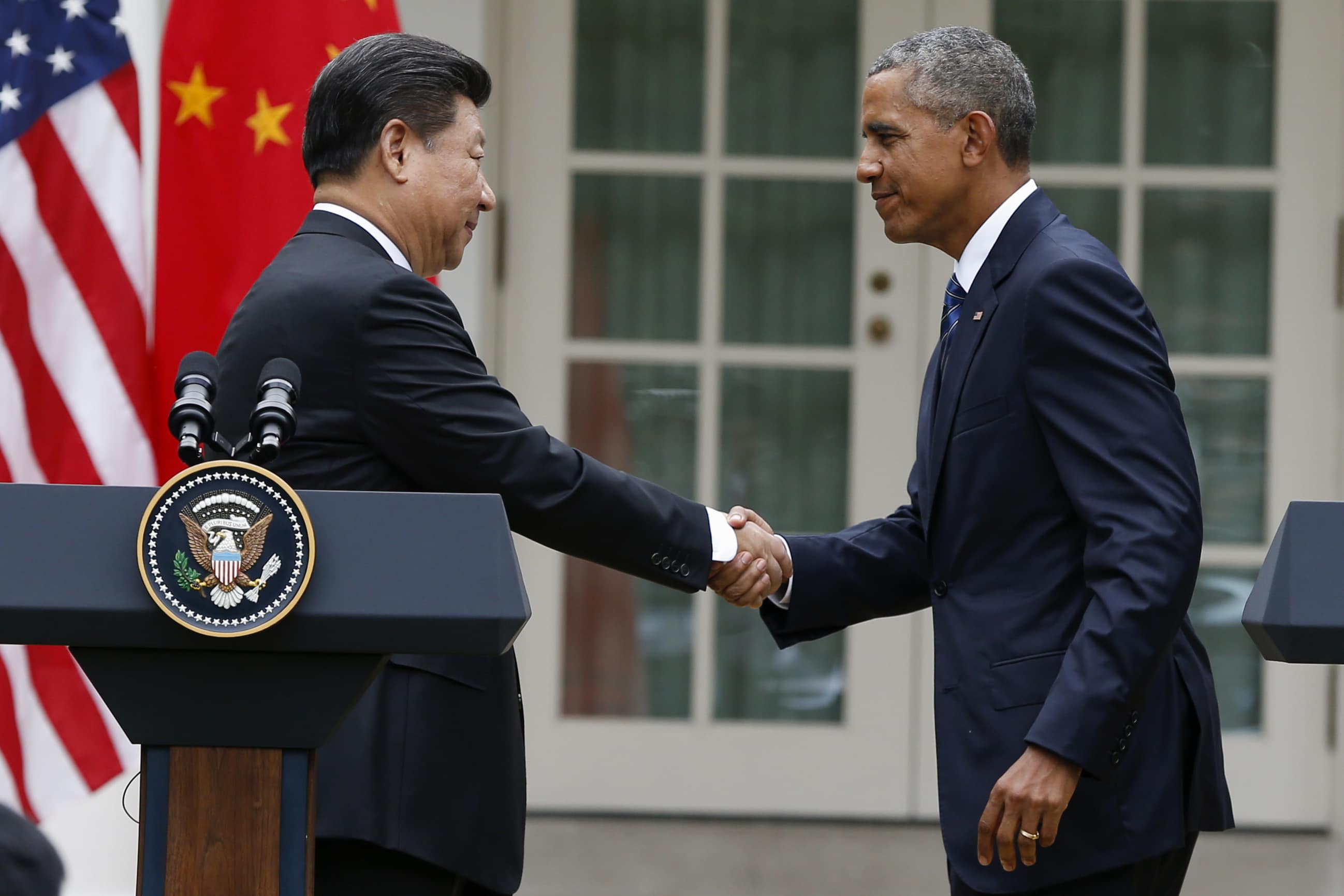 President Barack Obama shakes hands with Chinese President Xi Jinping after their joint news conference in the Rose Garden of the White House in Washington, 25 September 2015, AP Photo/Evan Vucci