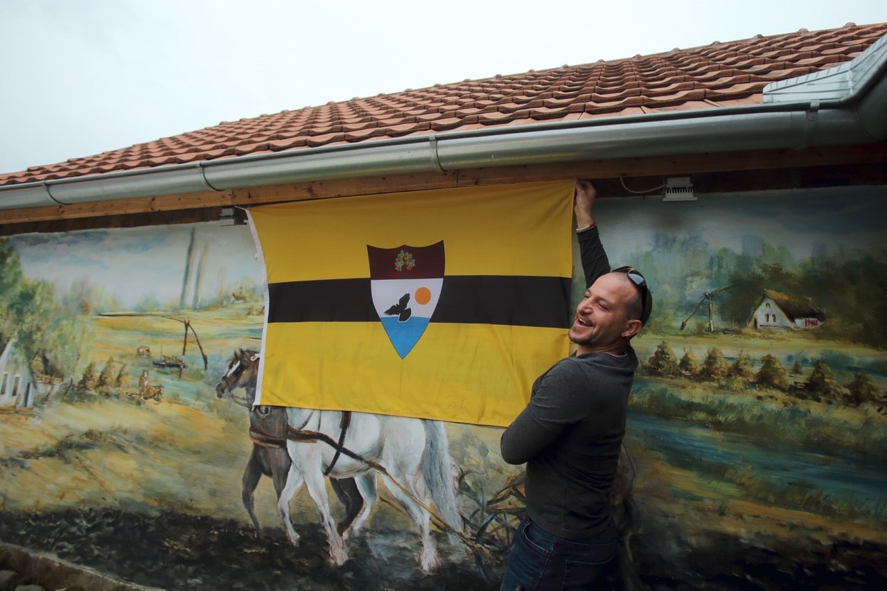 A man shows the Liberland flag in the village of Backi Monostor, Serbia, 1 May 2015 , REUTERS/Antonio Bronic