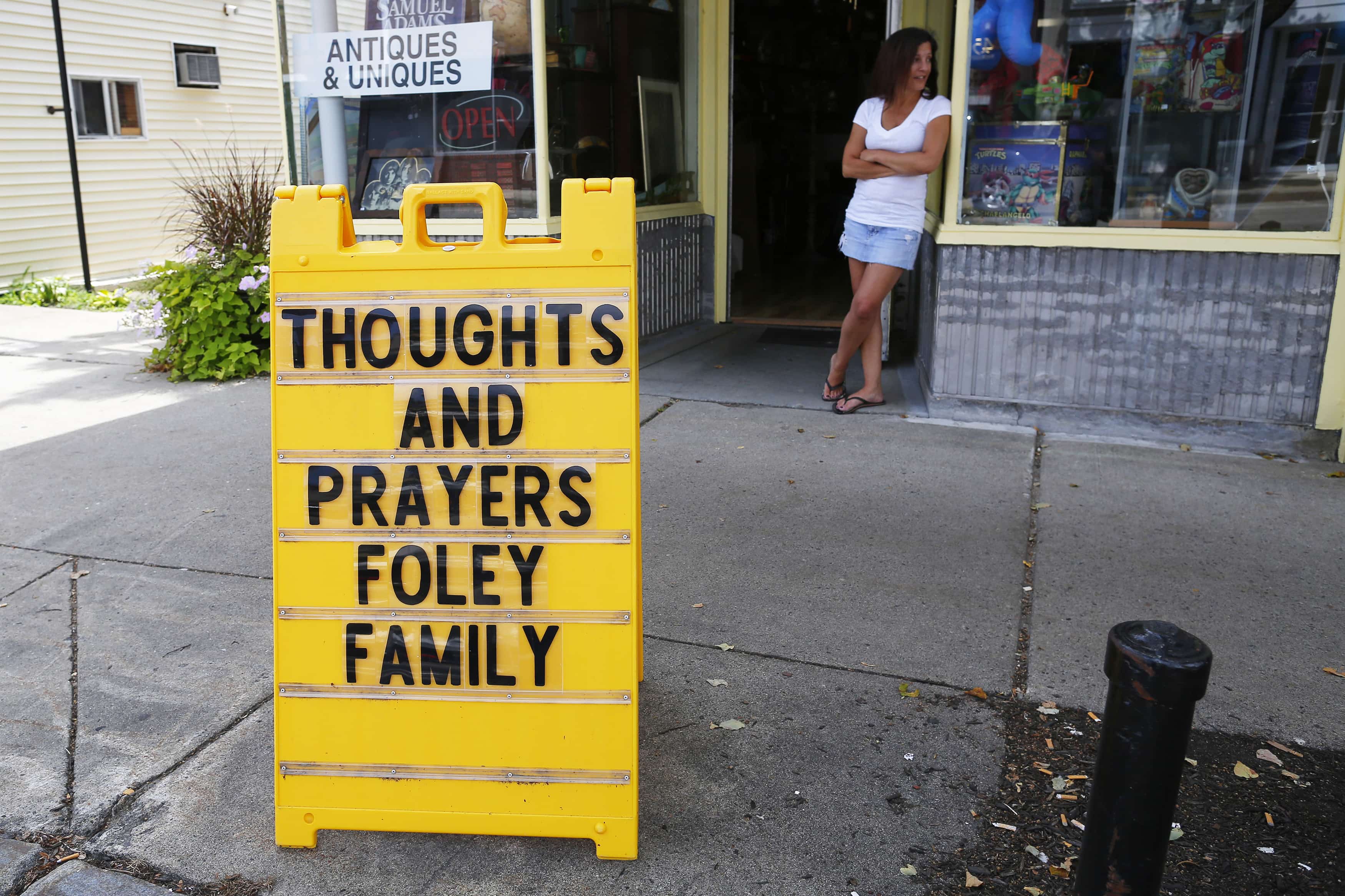 A sign outside a shop remembers James Foley in his hometown of Rochester, New Hampshire August 20, 2014, REUTERS/Brian Snyder