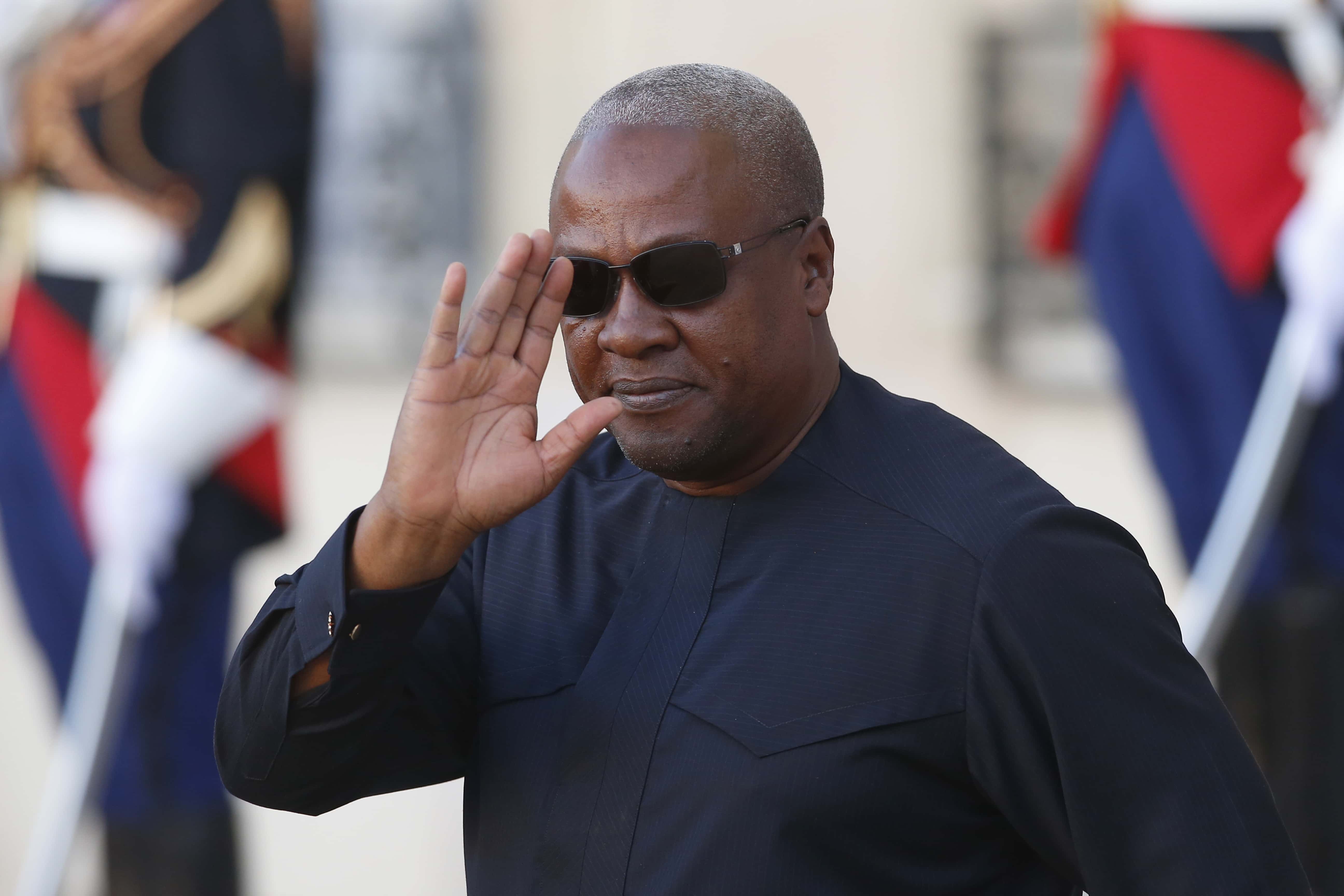 Ghana's President John Dramani Mahama waves as he leaves French President Francois Hollande after a meeting in Paris, 10 November 2015, AP Photo/Francois Mori