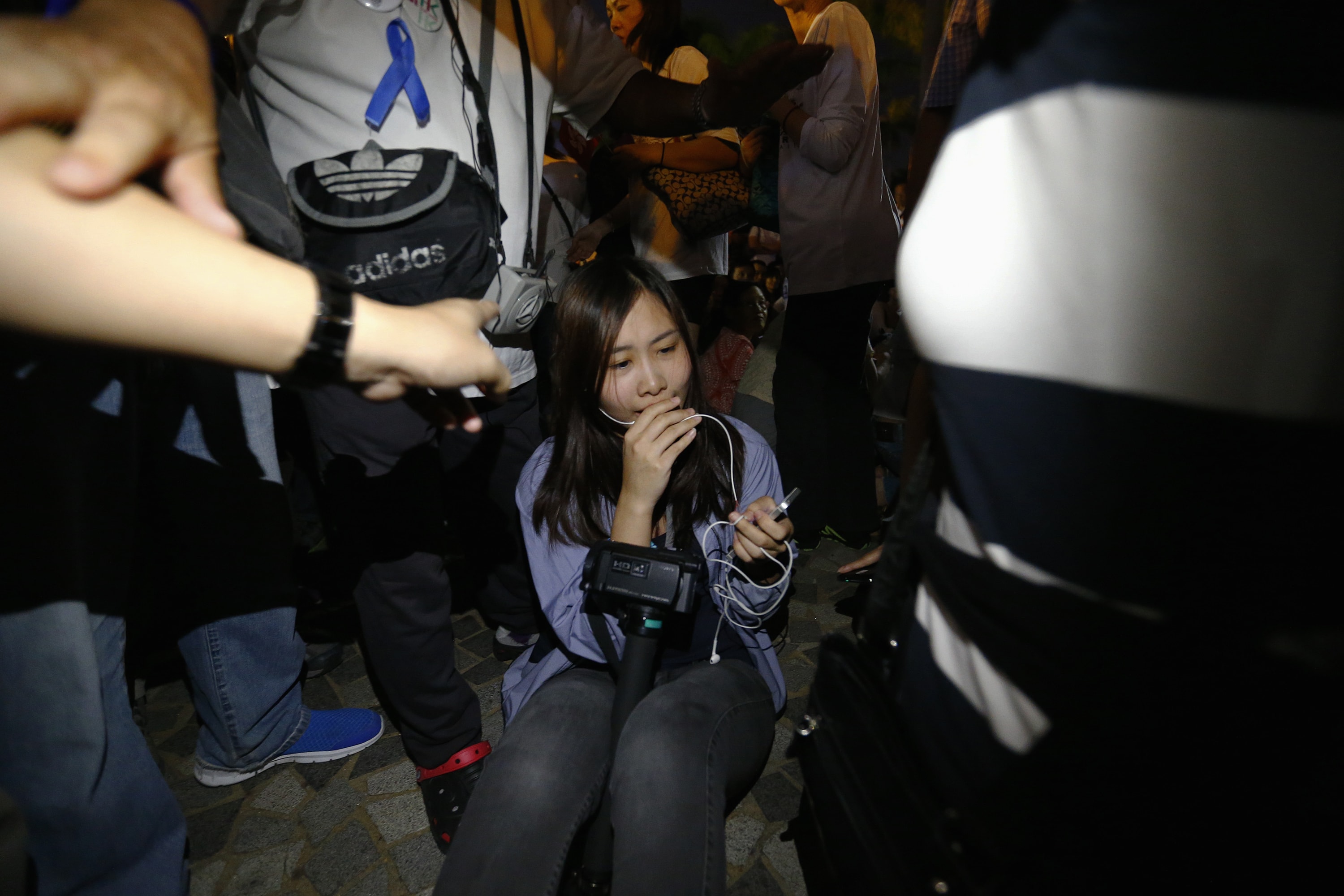 Men shout and point at RTHK reporter Wong Wing-yin, as they surround her during a pro-government protesters' gathering in Hong Kong, 25 October 2014, REUTERS/Damir Sagolj