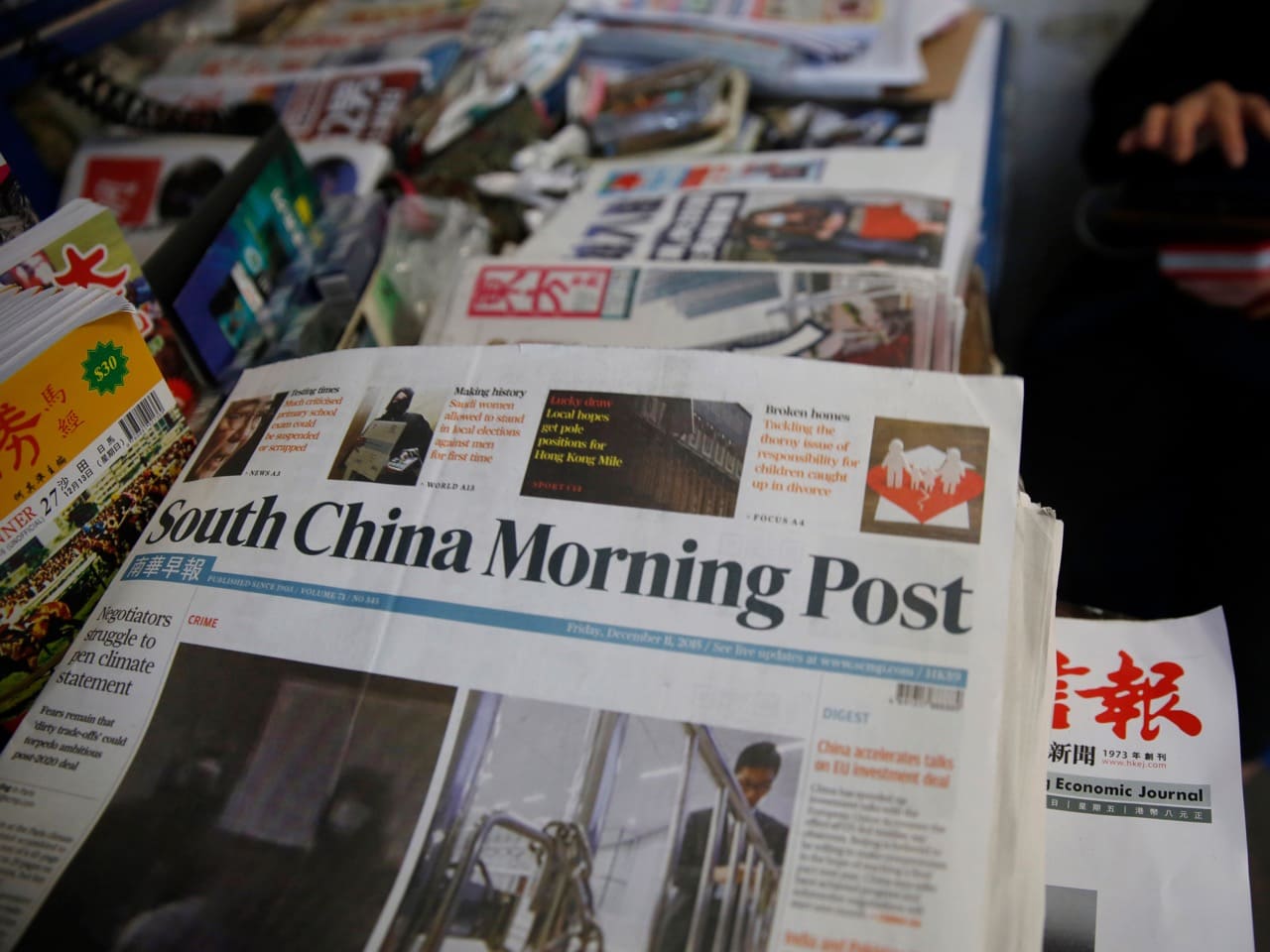 Copies of the "South China Morning Post" and other newspapers are sold at a news stand in Hong Kong, 11 December 2015, AP Photo/Kin Cheung