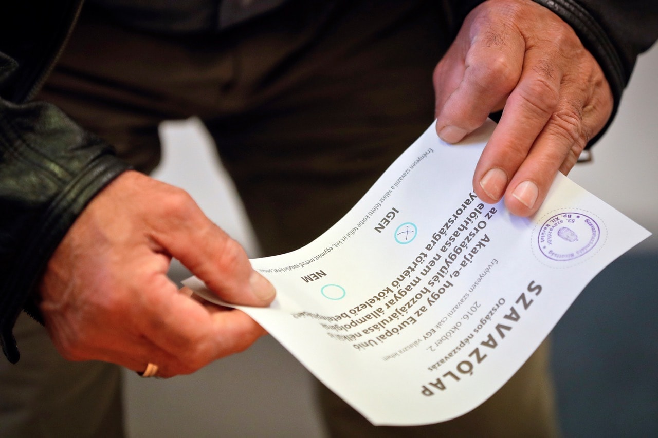 A man holds a ballot paper as he votes against Hungarian Prime Minister Viktor Orban's policies on migrants in a referendum, in Budapest, Hungary, 2 October 2016, AP Photo/Vadim Ghird