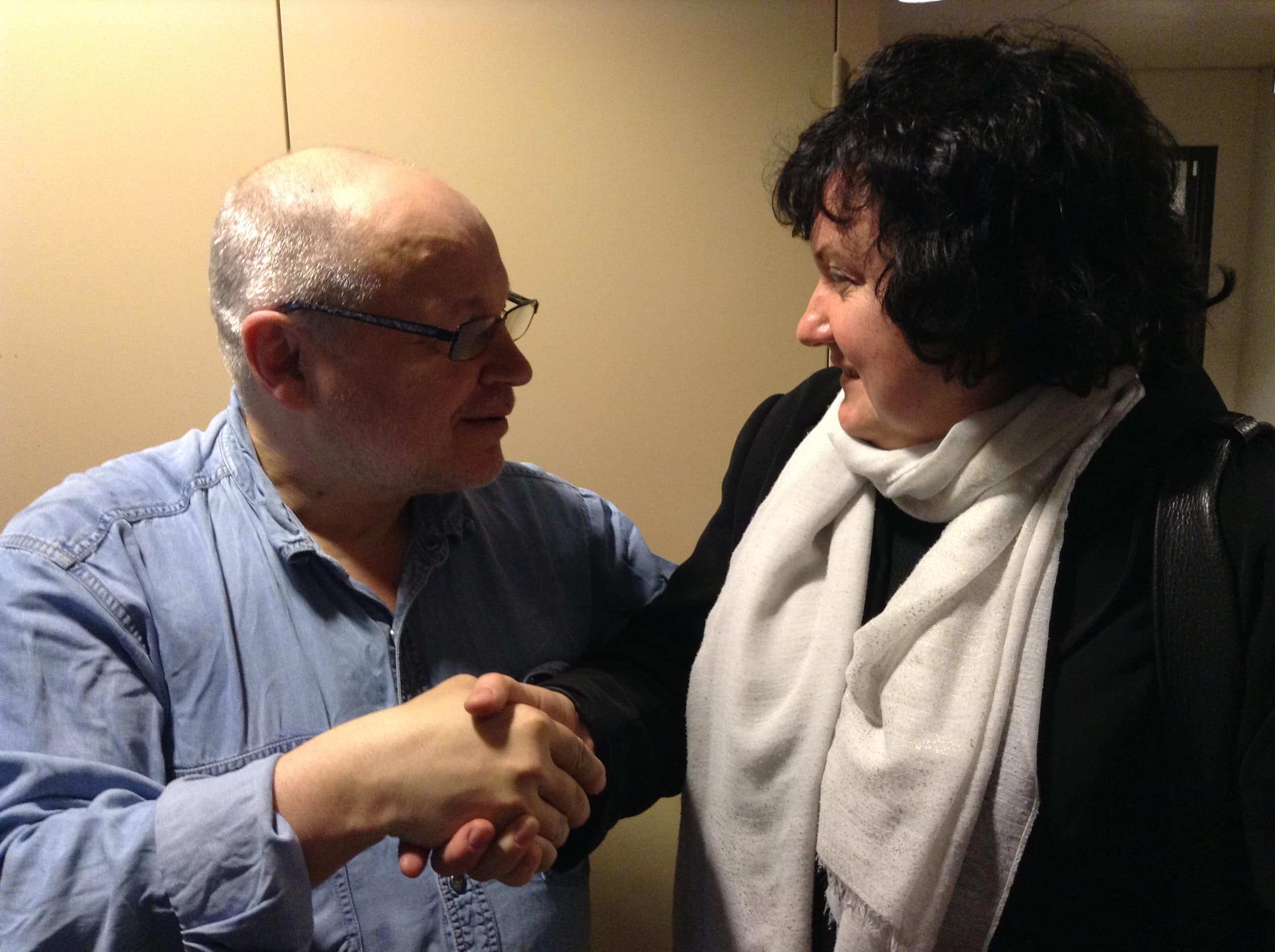 Yuriy Lukanov, President of the Independent Media Trade Union of Ukraine (IMTUU), and Nadia Azhgikhina, International Secretary of the Russian Union of Journalists (RUJ), shake hands during the meeting in Brussels, IFJ