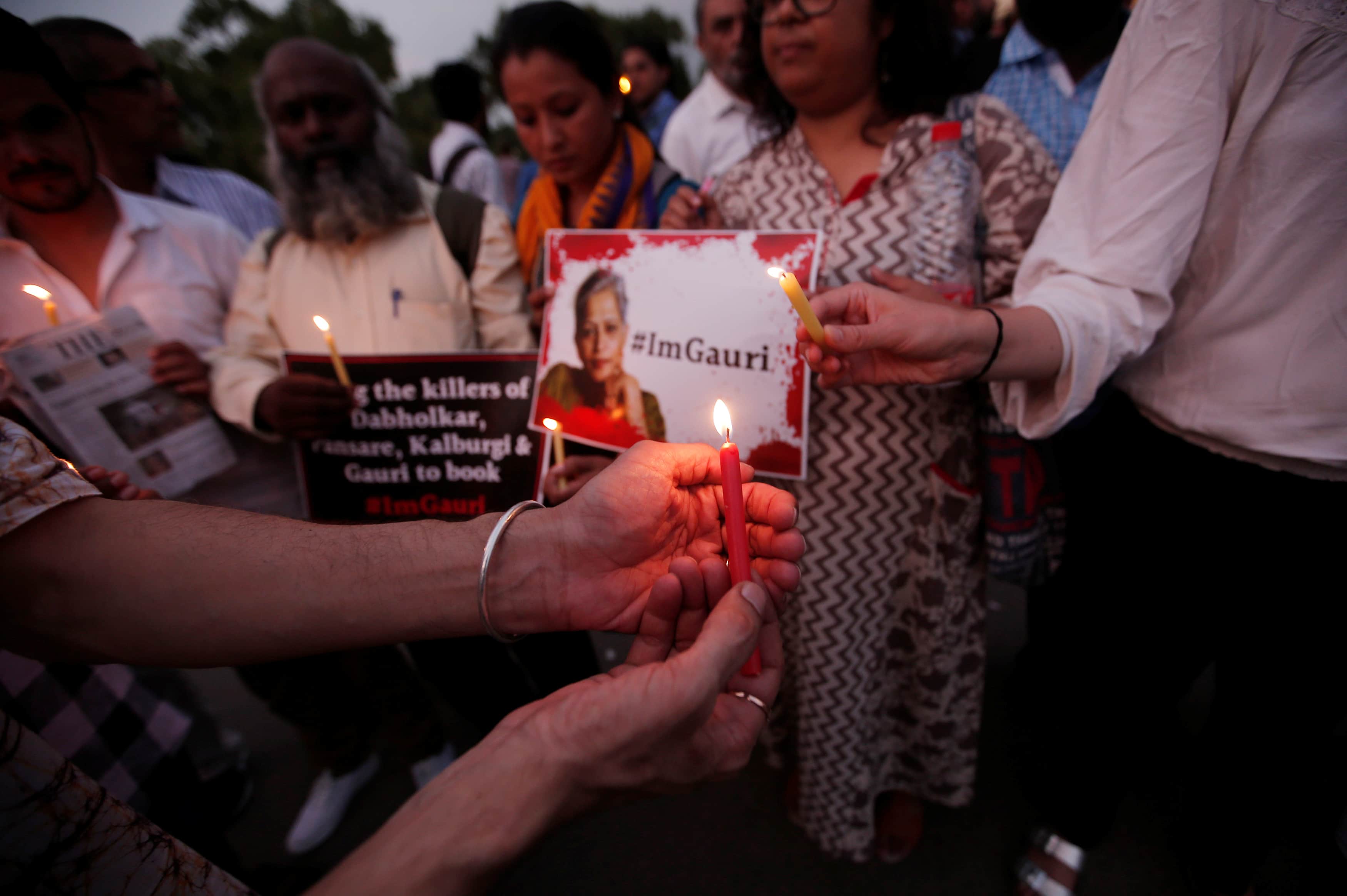 People hold placards and candles during a vigil for journalist Gauri Lankesh, in New Delhi, India, 6 September 2017, REUTERS/Adnan Abidi