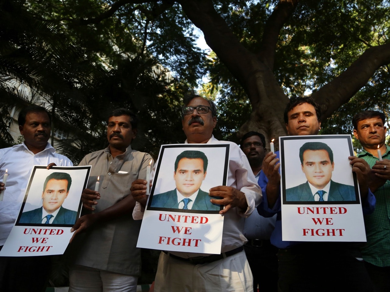 Indian journalists hold candles and photographs of slain TV journalist Akshay Singh during a memorial meeting in Bangalore, 6 July 2015, AP Photo/Aijaz Rahi