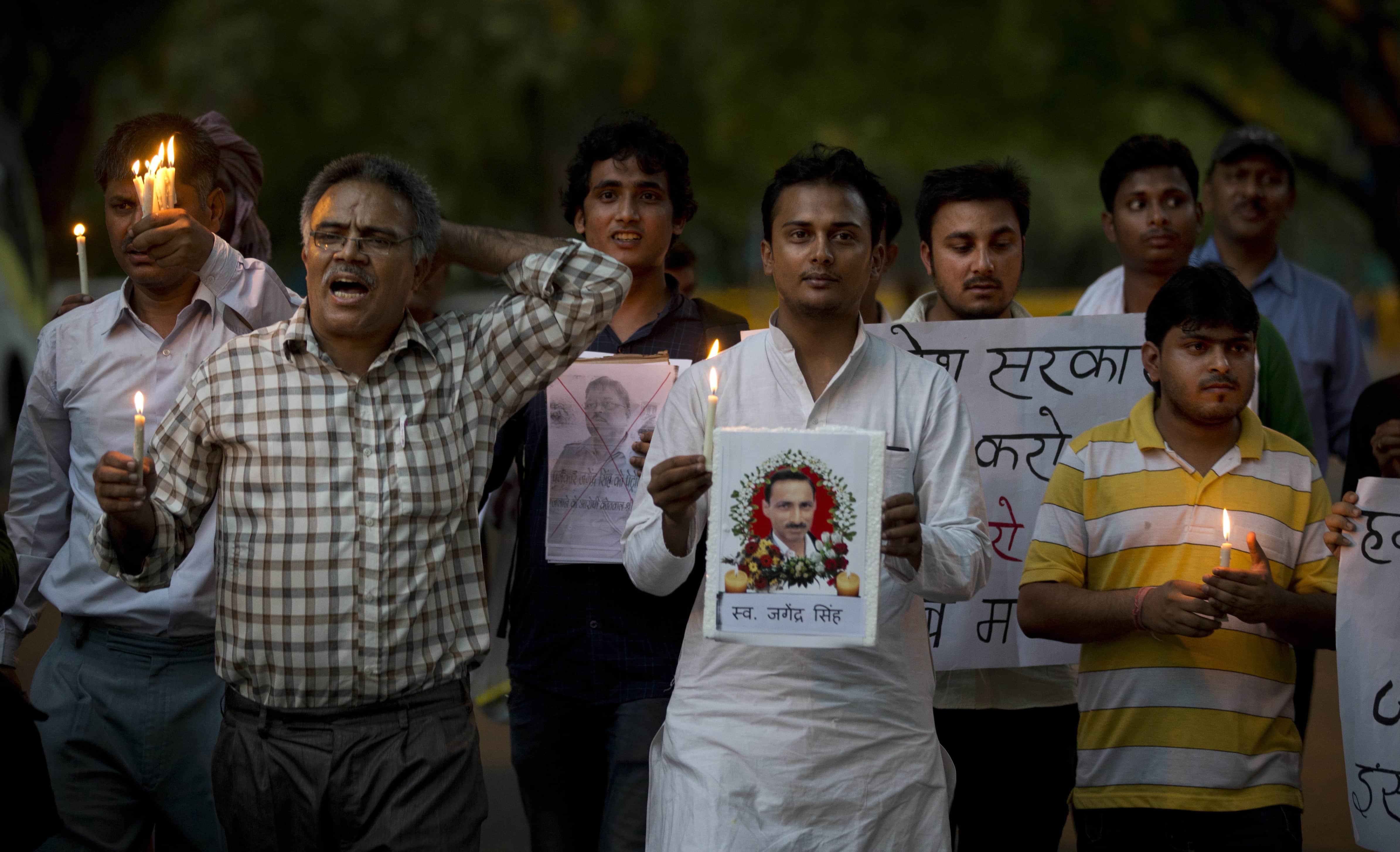 Journalists hold candles in memory of freelance journalist Joginder Singh in New Delhi, 12 June 2015, AP Photo/Saurabh Das