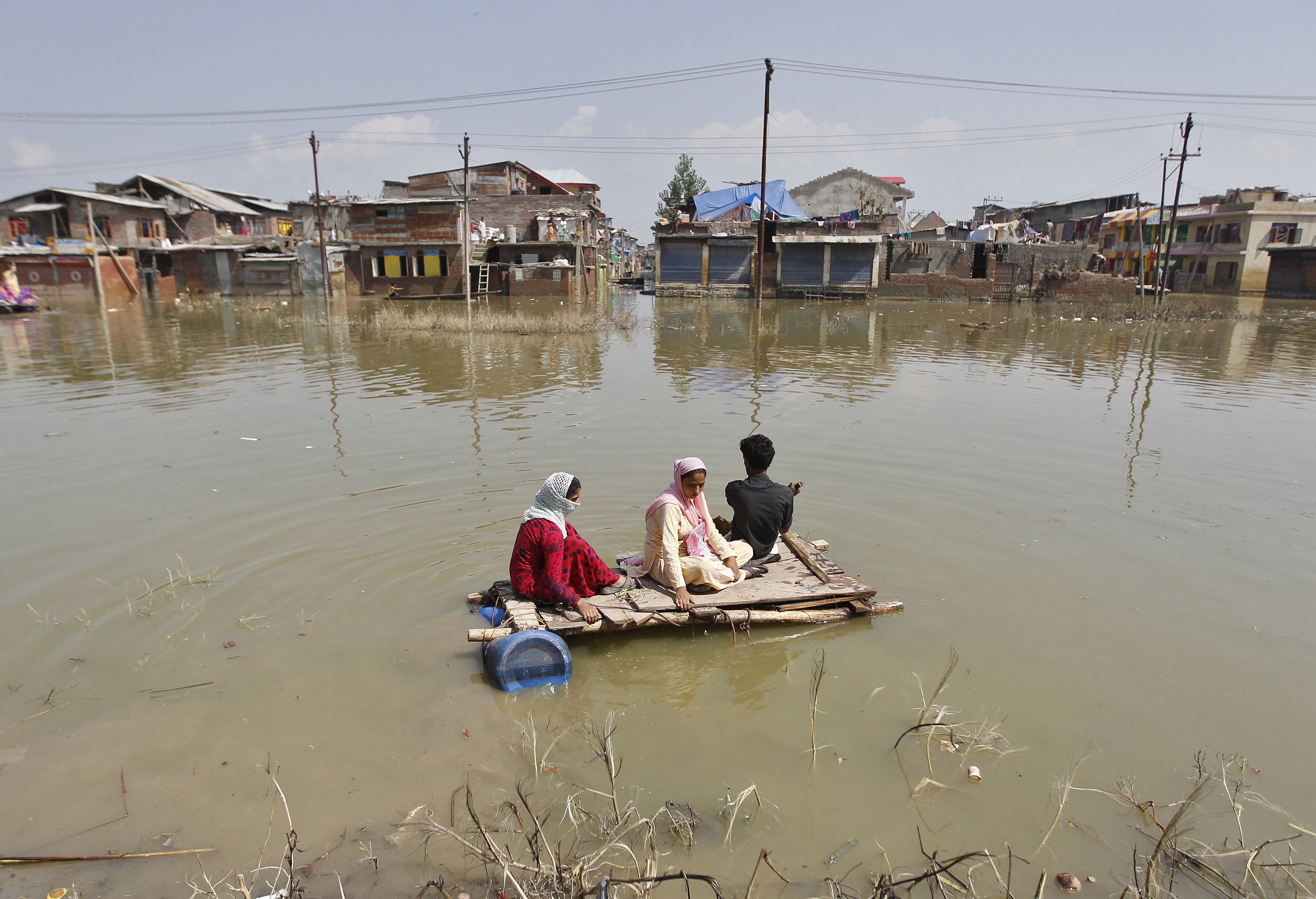 Kashmiri people use a makeshift raft to move to a safer place after flooding in Srinagar, 20 September 2014, REUTERS/Danish Ismail