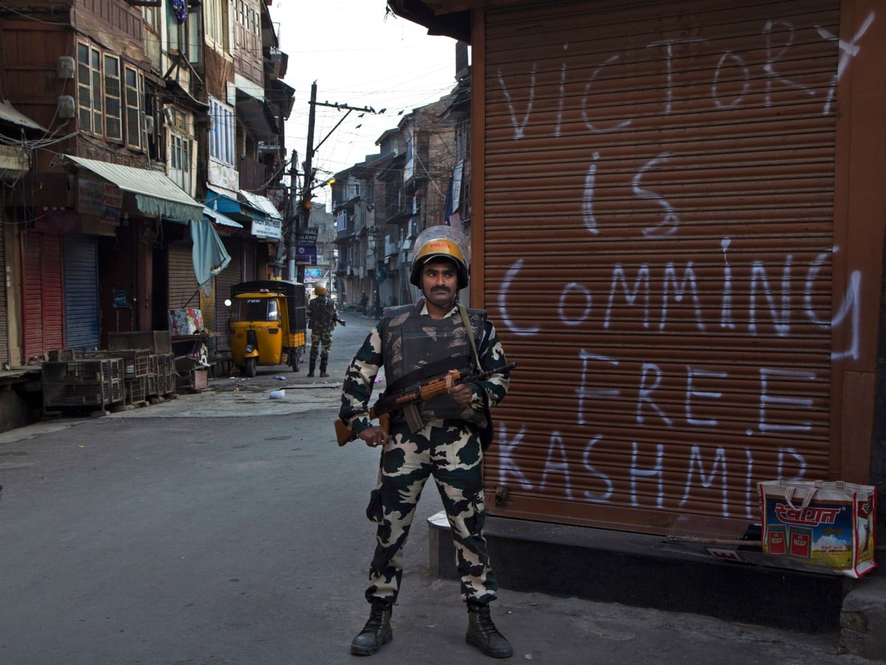 An Indian paramilitary soldier stands guard during curfew in Srinagar, Indian controlled Kashmir, 13 September 2016, AP Photo/Dar Yasin