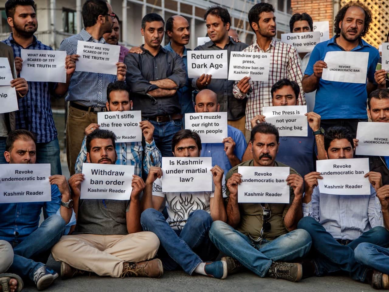 Kashmiri journalists protest in support of the "Kashmir Reader", in Srinagar, 4 October 2016, AP Photo/Dar Yasin