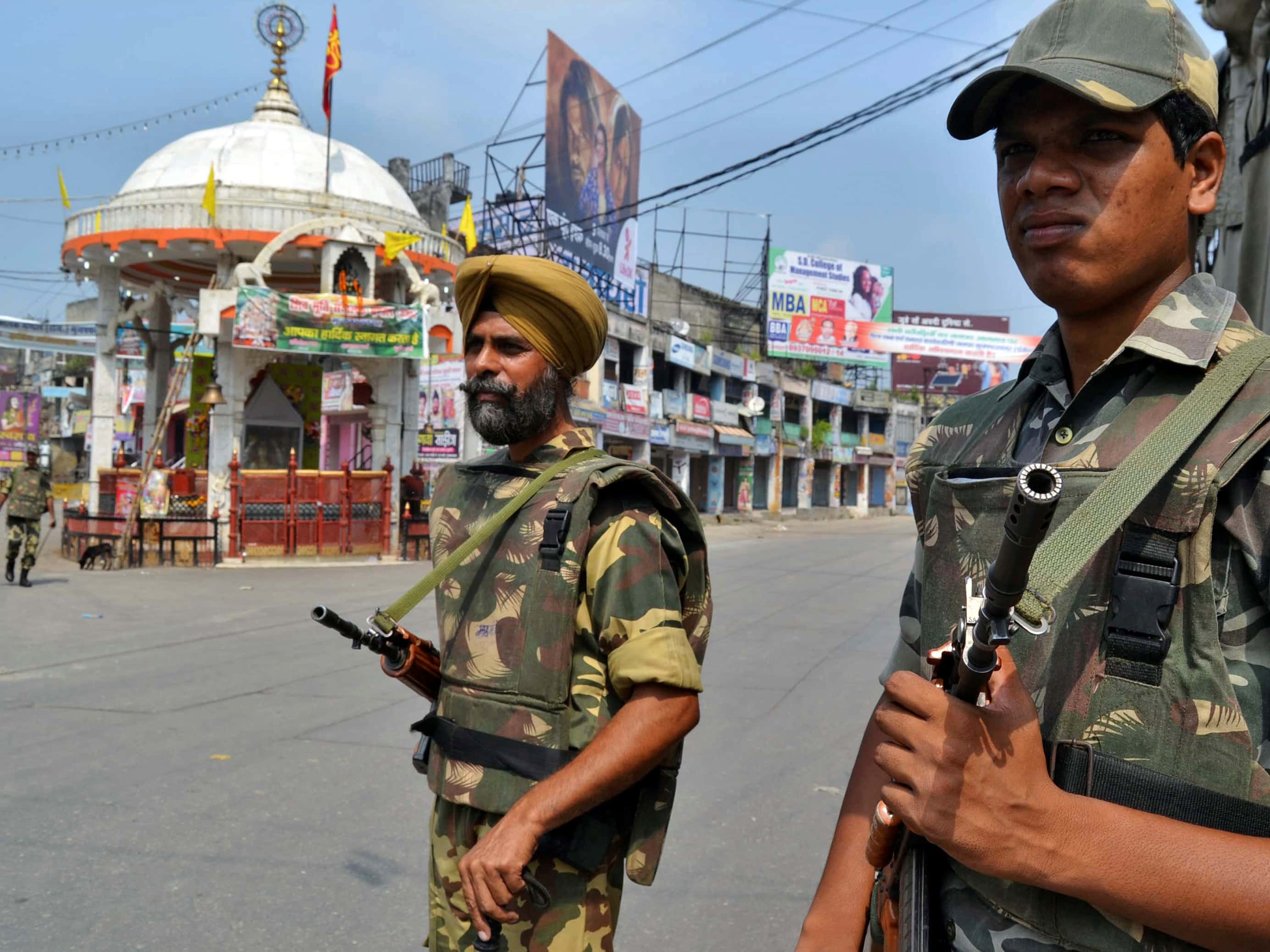 Soldiers stand guard on a deserted street during a curfew in Muzaffarnagar, in the state of Uttar Pradesh, 9 September 2013, REUTERS/Stringer