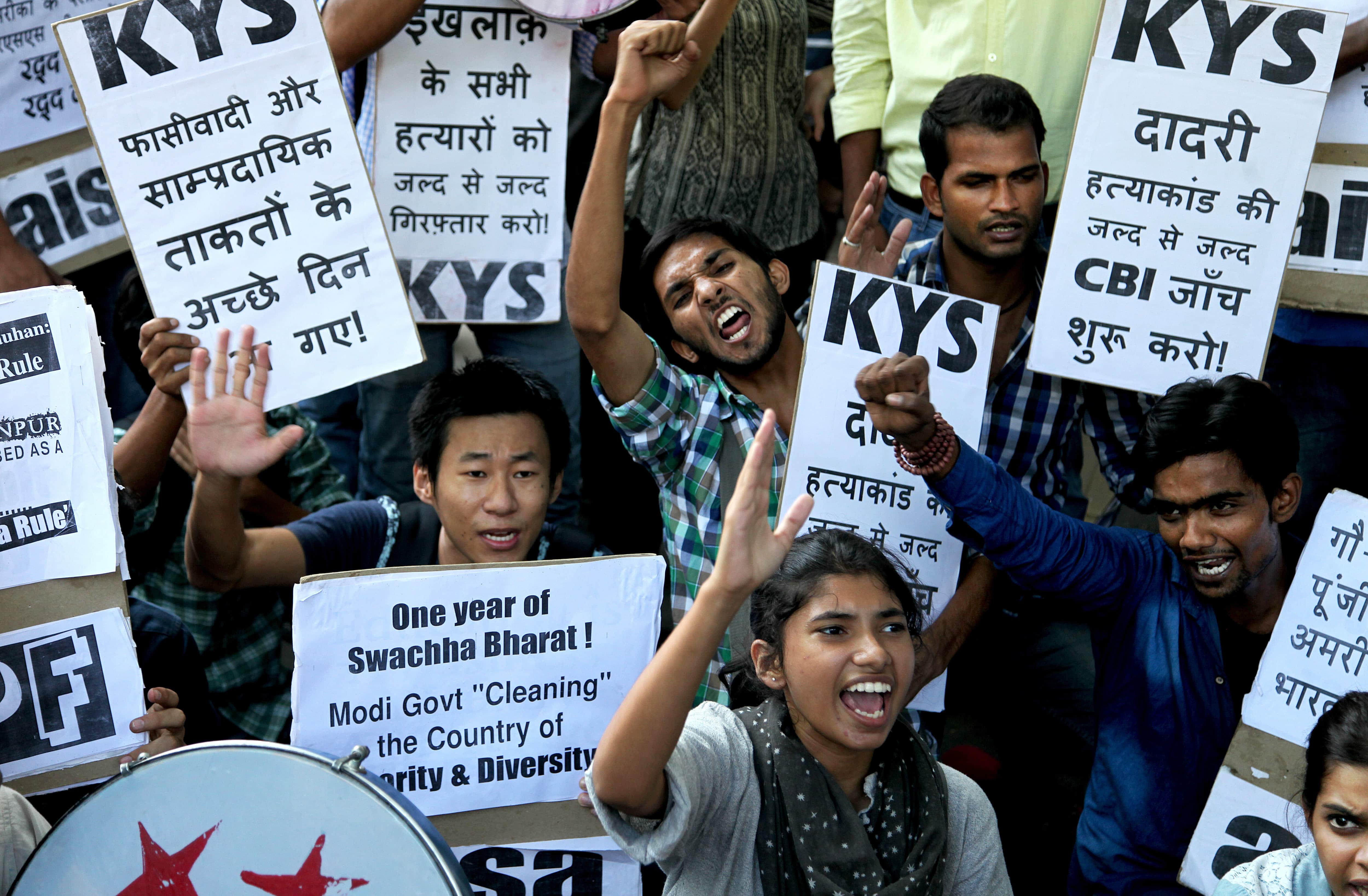 Student activists carry placards denouncing the lynching of a 52-year-old Muslim farmer as they shout anti-government slogans in New Delhi, India, 2 October 2015, AP Photo/Altaf Qadri