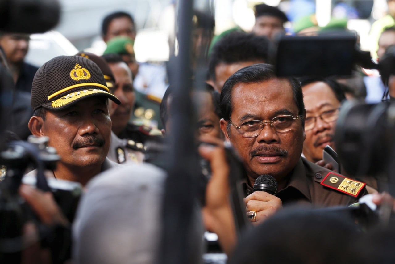 Indonesia Attorney General H.M. Prasetyo (R) talks to reporters in Cilacap, Central Java, Indonesia, 29 April 2015, REUTERS/Beawiharta