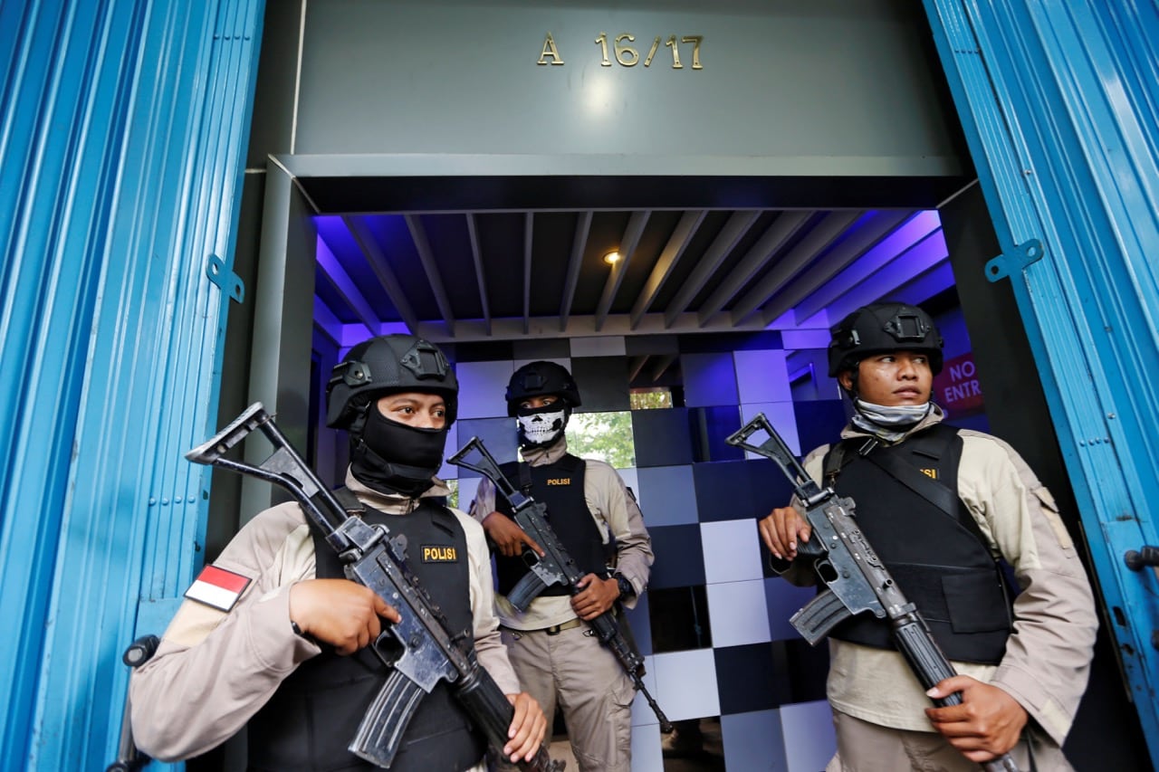 Policemen hold rifles during a police investigation into a men's club after a weekend raid on what authorities described as a "gay spa" in Jakarta, Indonesia, 9 October 2017, REUTERS/Beawiharta