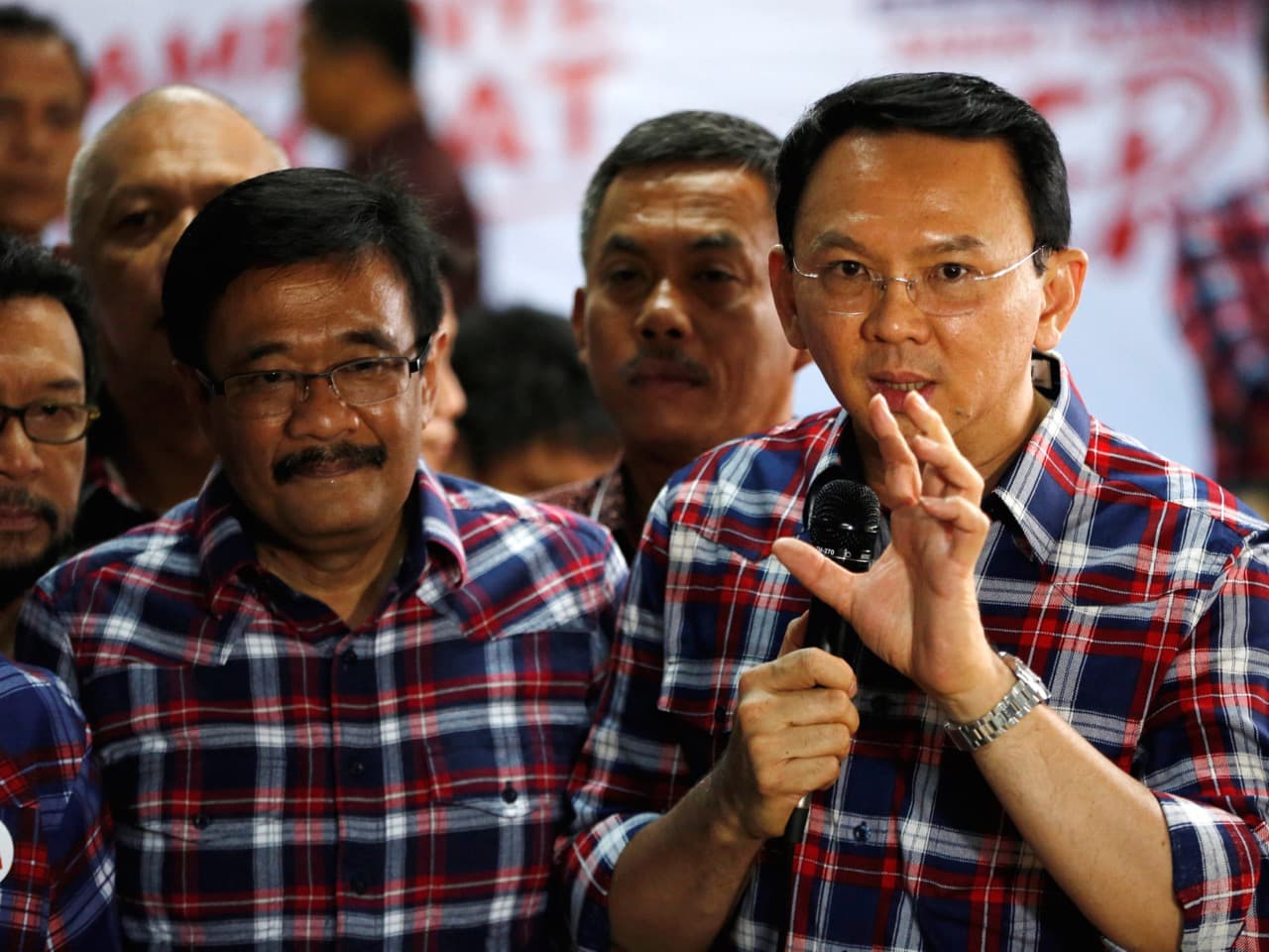 Jakarta Governor Basuki Tjahaja Purnama, nicknamed "Ahok", (R) speaks with the media regarding a blasphemy complaint against him while standing next to the deputy governor in Jakarta, 16 November 2016 , REUTERS/Darren Whiteside