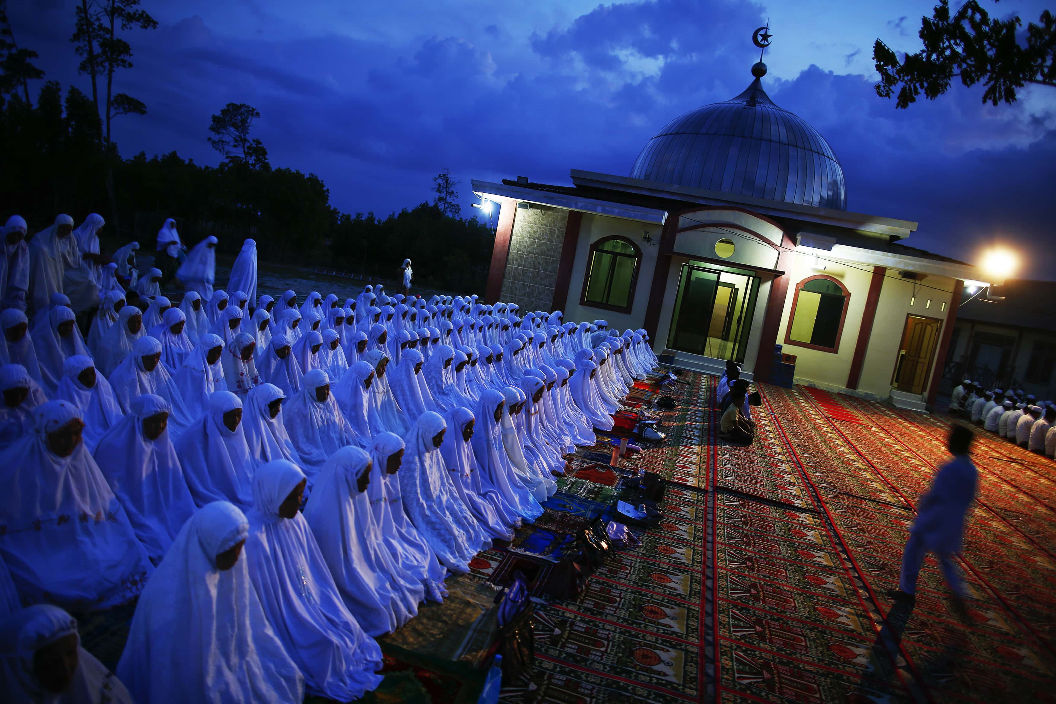 Muslim worshippers gather for an evening collective prayer outside a mosque in Banda Aceh, 5 December 2012, REUTERS/Damir Sagol