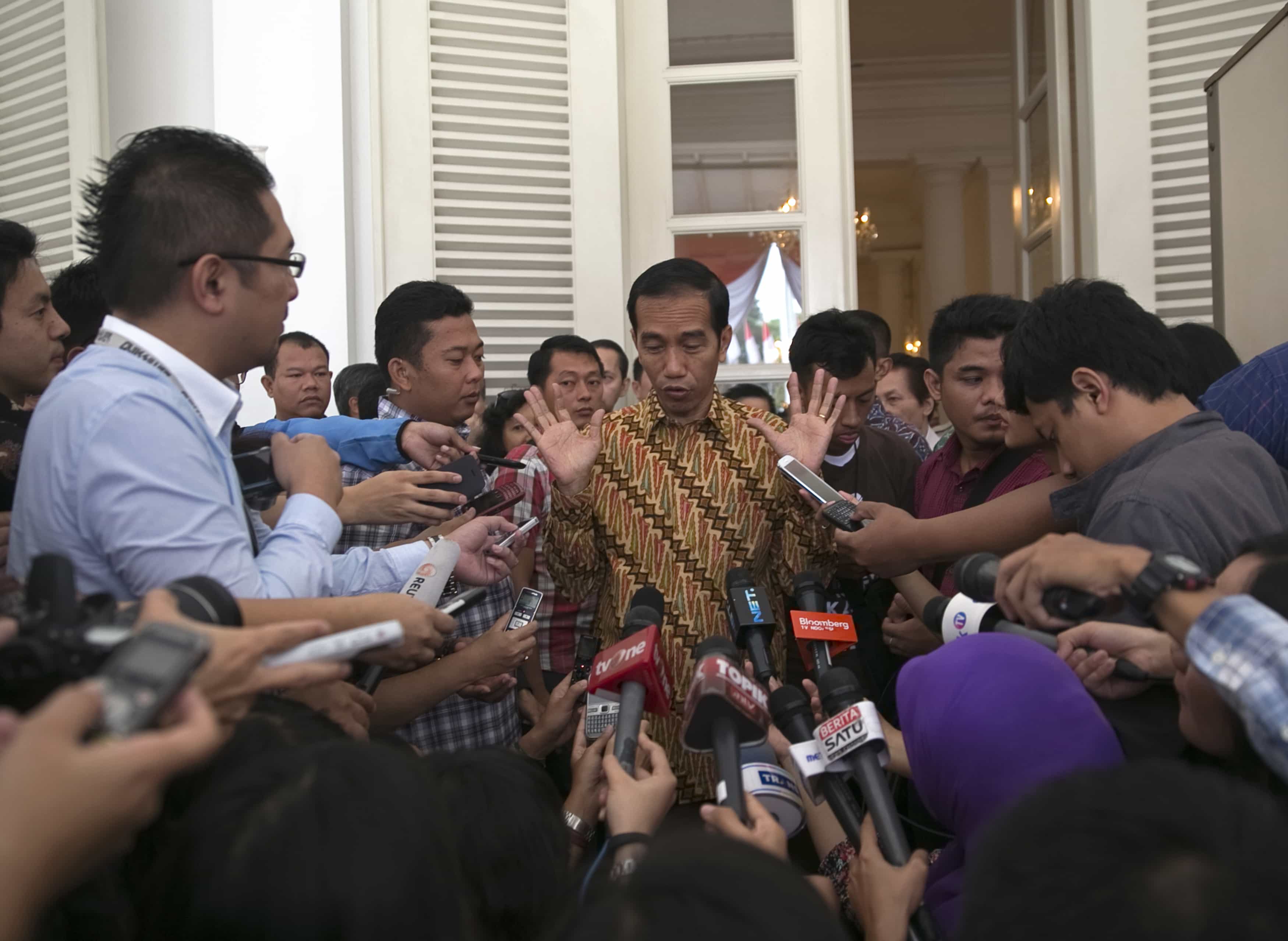 Indonesia's President-elect Joko Widodo (C) speaks with journalists at city hall in Jakarta, 12 August 2014, REUTERS/Darren Whiteside