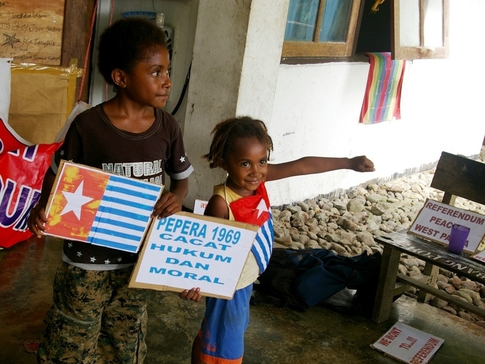 Children display the banned Morning Star flag, a symbol of West Papuan independence, November 2012, Demotix/Sally Collister