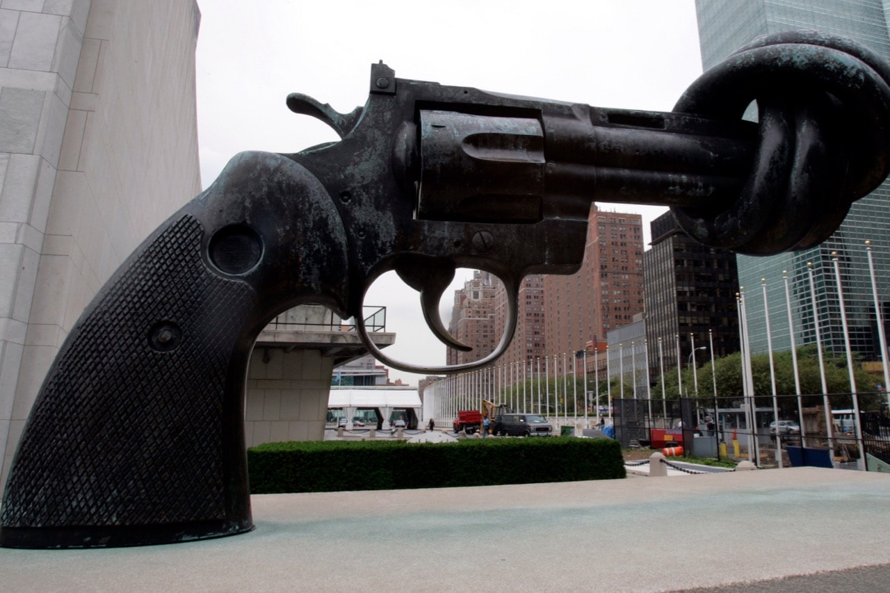 The sculpture of a revolver with a knotted barrel symbolising non-violence is seen in front of the United Nations building in New York, 16 August 2005, AP Photo/Frank Franklin II