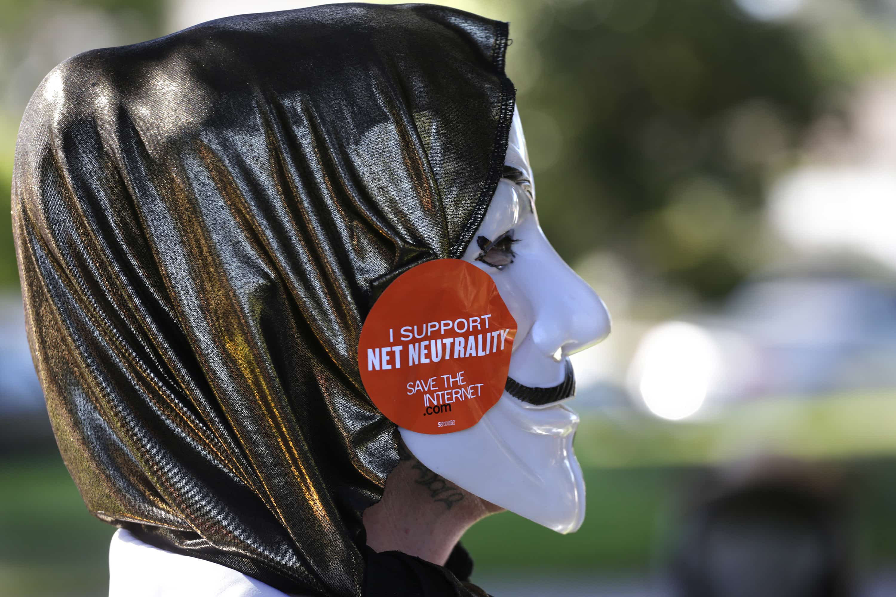 A pro-net neutrality Internet activist attends a rally in the neighborhood where U.S. President Barack Obama attended a fundraiser in Los Angeles, California, 23 July 2014 , REUTERS/Jonathan Alcorn